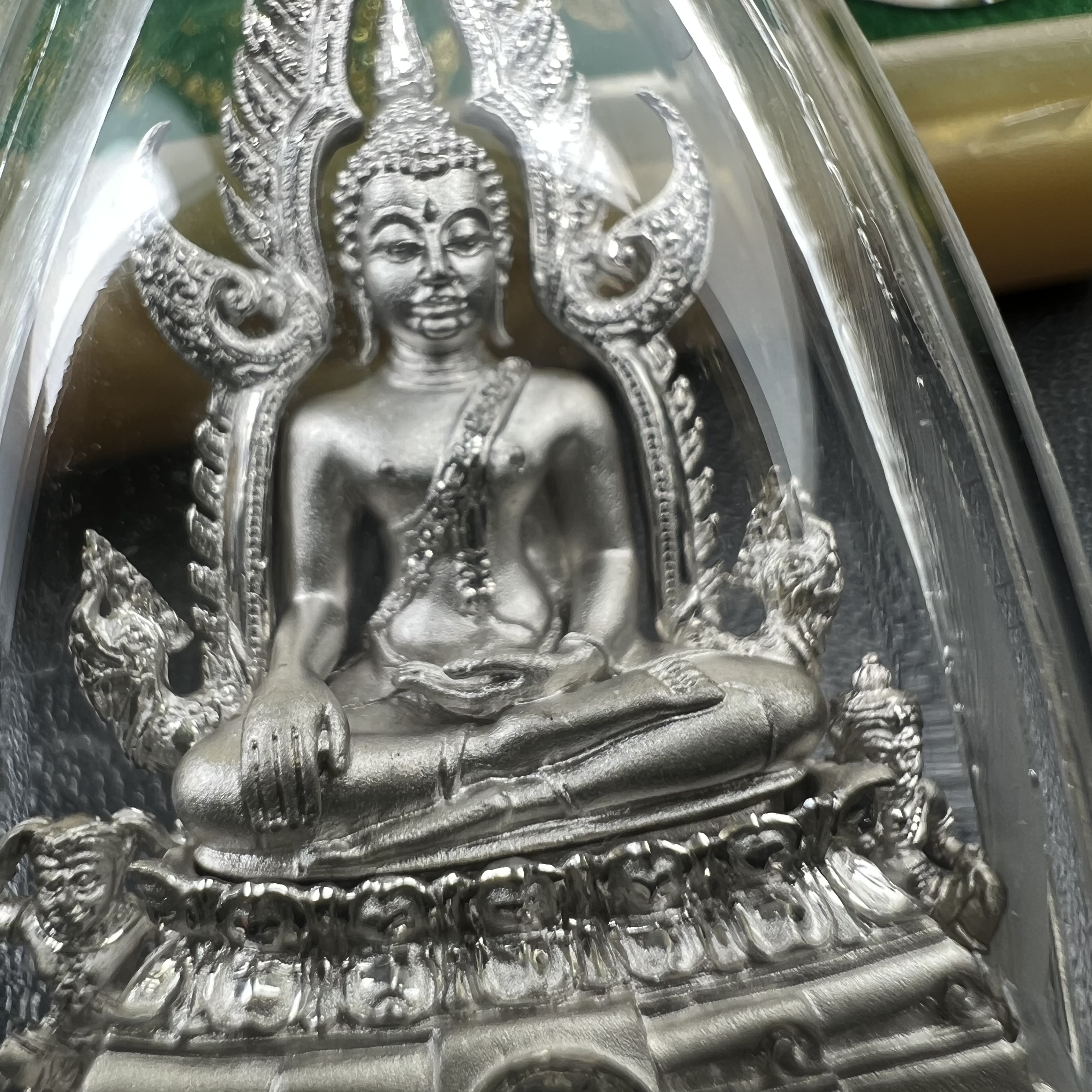 พระพุทธชินราช(จำลอง) ภปร. 84 พรรษา ปี 2554 เนื้อเงินชุบทองคำขาว พิมพ์กลางขนาดหน้าตัก 1/2 นิ้ว(พระราชทานมวลสาร จิตรลดาและเส้นพระเจ้า(เส้นผม)รัชกาลที่9)พุทธศิลป์ทรงคุณค่าอีกหนึ่งรุ่นยอดนิยม