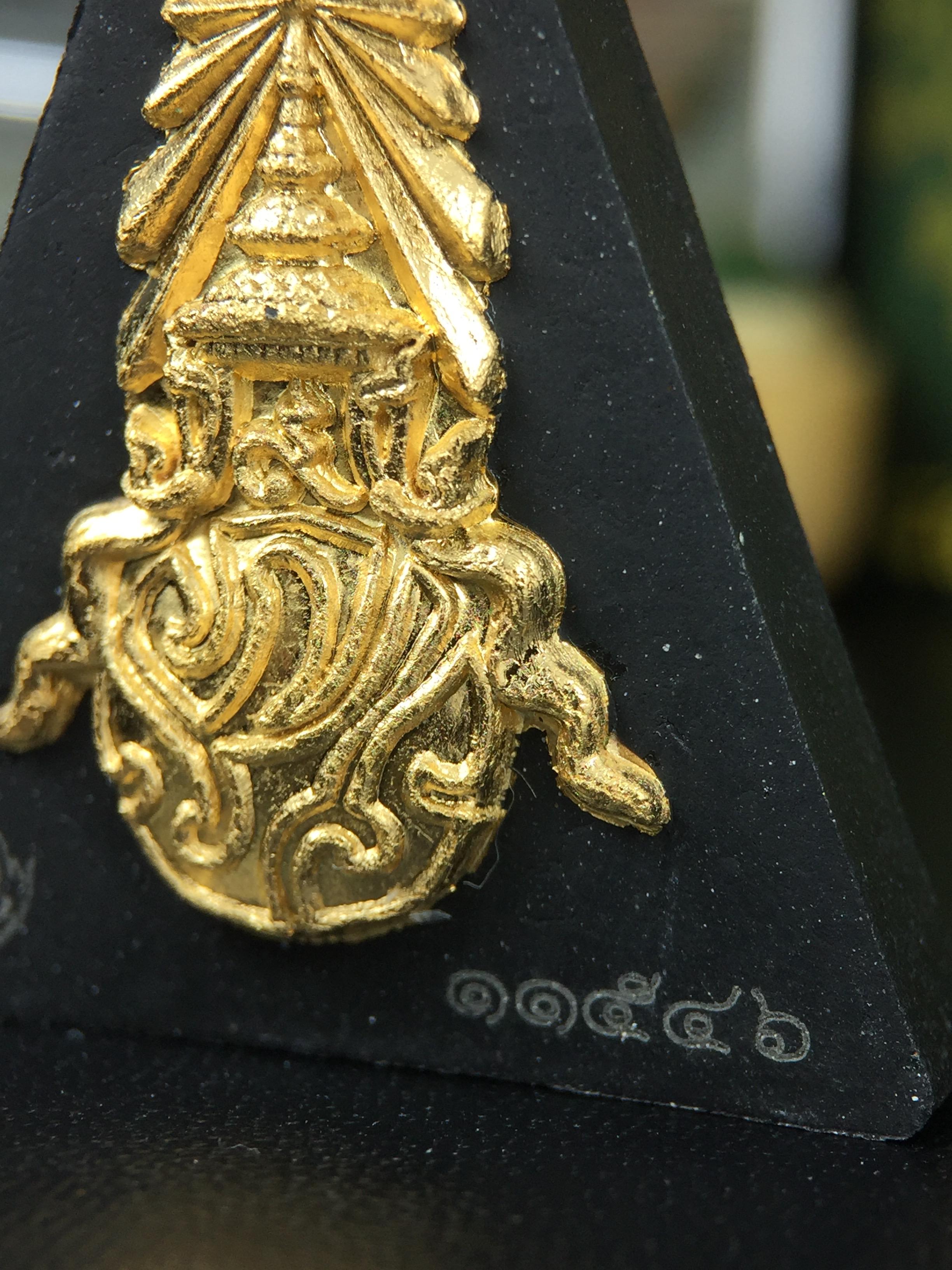 พระพุทธชินราช(จำลอง)ภปร. 84พรรษา เนื้อผงปิดทองด้านหน้า หลัง ภ.ป.ร. ยิงทอง(พระราชทานมวลสาร จิตรลดาและเส้นพระเจ้า ร.9(เส้นผม))ทรงคุณค่าอีกหนึ่งรุ่นยอดนิยม