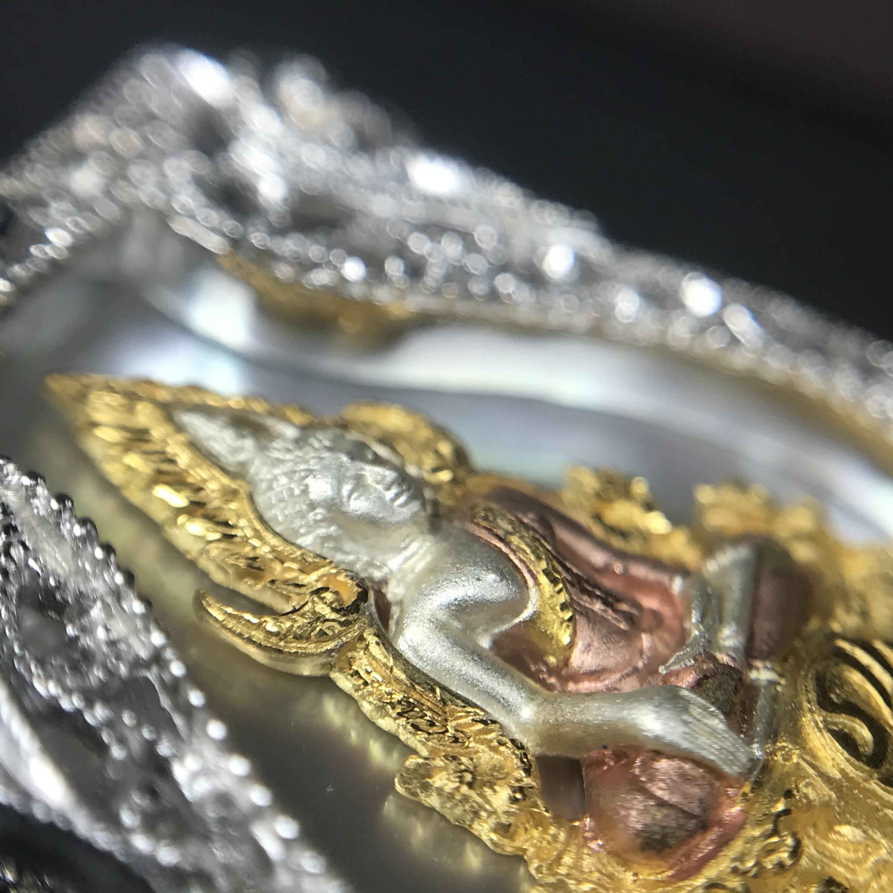 พระพุทธชินราช ภปร. โครงการ "เพราะแผ่นดินนี้ คือ แผ่นดินเกิด" ปี2548(รุ่นแรก) เหรียญทรงเสมา ขนาด 21 x 29 มม.เนื้อเงินสามกษัตริย์ องค์พระชุบสามกษัตริย์ ล้อมด้วยกรอบเงินชุบทองคำขาวสลักเสลาเป็นลวดลายละเอียดอ่อน ส่วนพื้นองค์พระเป็นเปลือกหอยมุขงดงาม