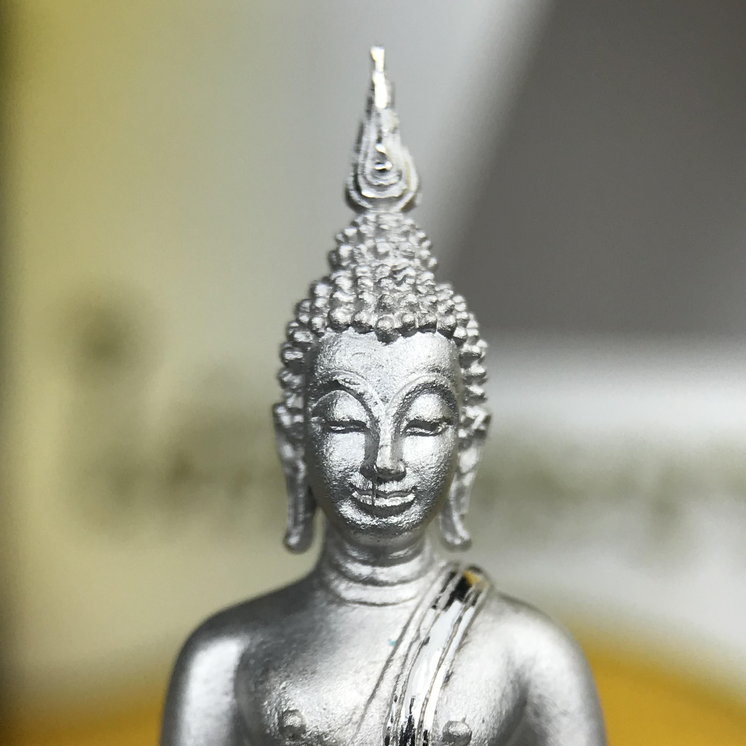 พระพุทธรูปคุ้มเกล้า ภปร.(ใต้ร่มพระบารมี คุ้มเกล้า) 60ปี โรงพยาบาลภูมิพลฯ พ.ศ.2552 เนื้อเงิน ชุบทองคำขาว(พิมพ์ใหญ่ขนาด 35.5*24 มม.)สภาพสวยเดิมพร้อมกล่องบรรจุเดิม ตอกโค๊ดหมายเลข ๘๒๒ หายาก(1ใน5000 องค์)