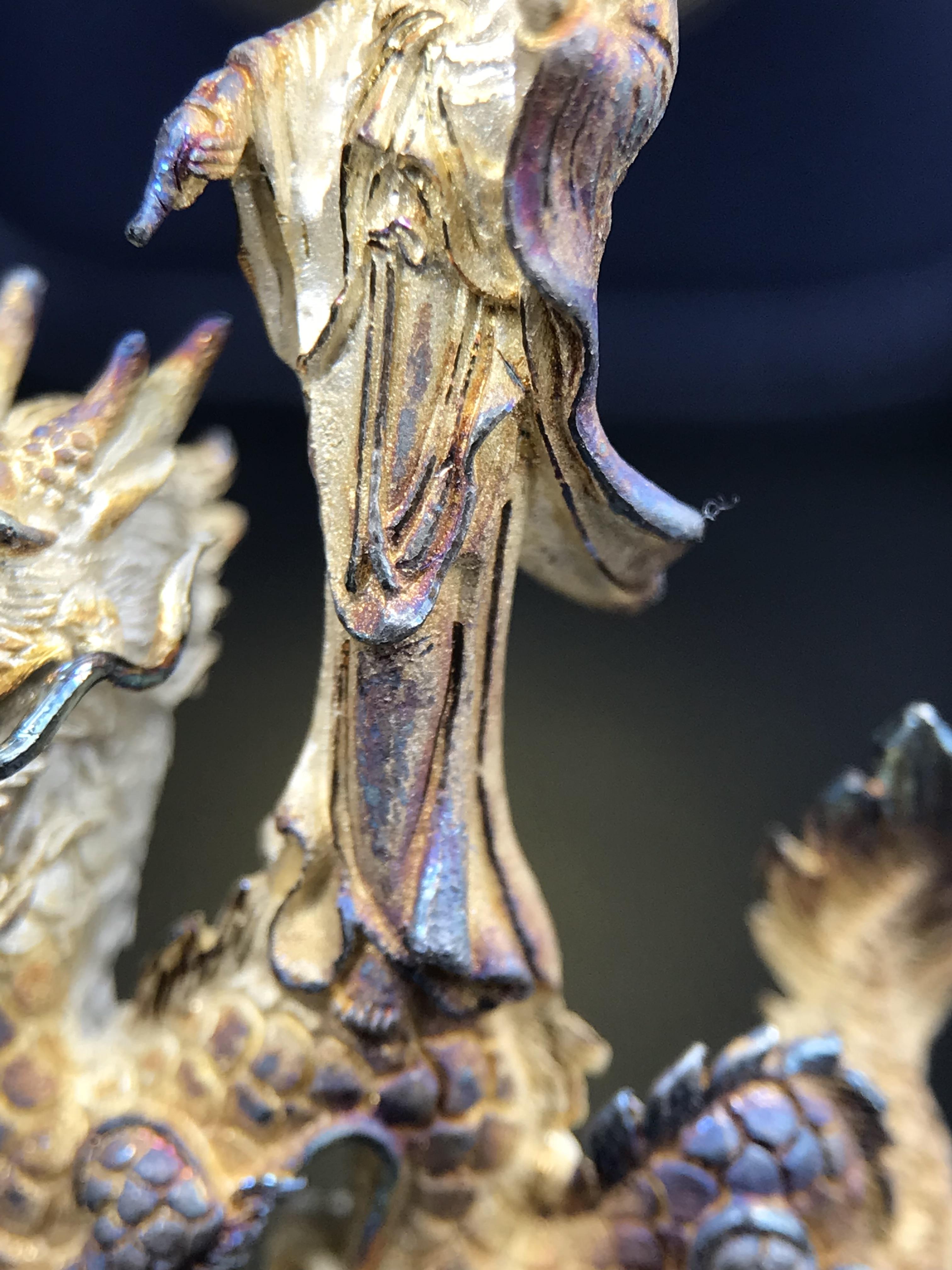 รูปหล่อลอยองค์พระโพธิสัตว์กวนอิม ทรงประทับมังกร จ.ระนอง ปี 2539 เนื้อเงิน พิมพ์ใหญ่(ผิวรุ้งไฟ)(สภาพผิวเดิมขึ้นสีรุ้งธรรมชาติสวยแบบนิยม)(เสน่ห์พระเนื้อเงินสีสันที่ธรรมชาติสรรค์สร้าง)เฉลิมฉลองในวโรกาสที่พระบาทสมเด็จพระเจ้าอยู่หัวทรงครองสิริราชสมบัติครบ50ปี