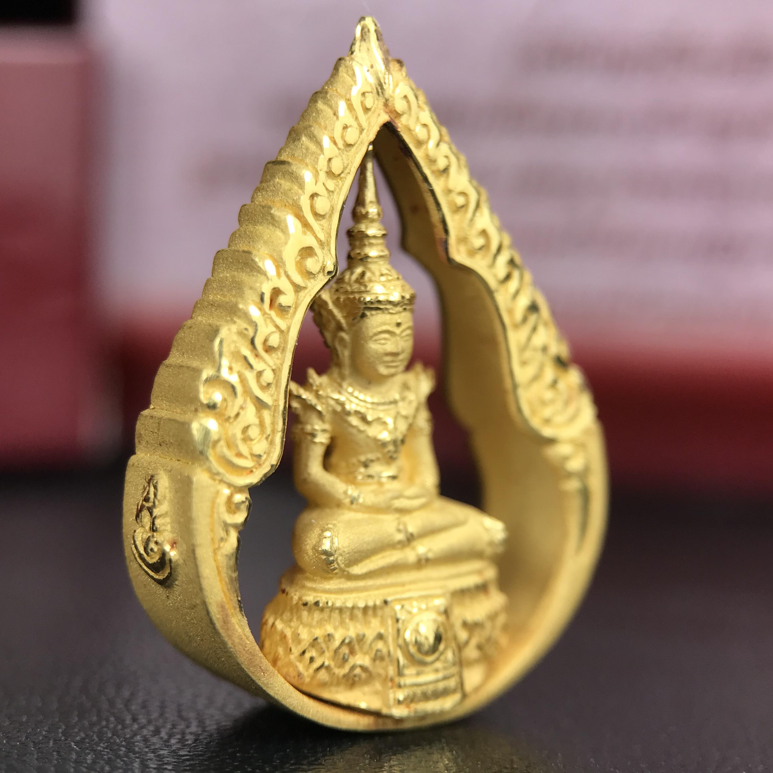 พระแก้วมรกต ภปร.(รุ่นแรก) ปี2545 รุ่นฉลองกรุงรัตนโกสินทร์ครบ 220 ปี พิมพ์ลอยองค์ทรงหยดน้ำ เนื้อทองคำบริสุทธิ์ 96.5%(11 กรัม) ขนาด 18*27 มม. พร้อมกล่องเดิมสวยครบสมบูรณ์(องค์หมายเลข ๙๙)(หมายเลขมงคลเจริญก้าวหน้าในทุกๆด้าน)สุดยอดมงคลแผ่นดินที่ควรเก็บรักษา