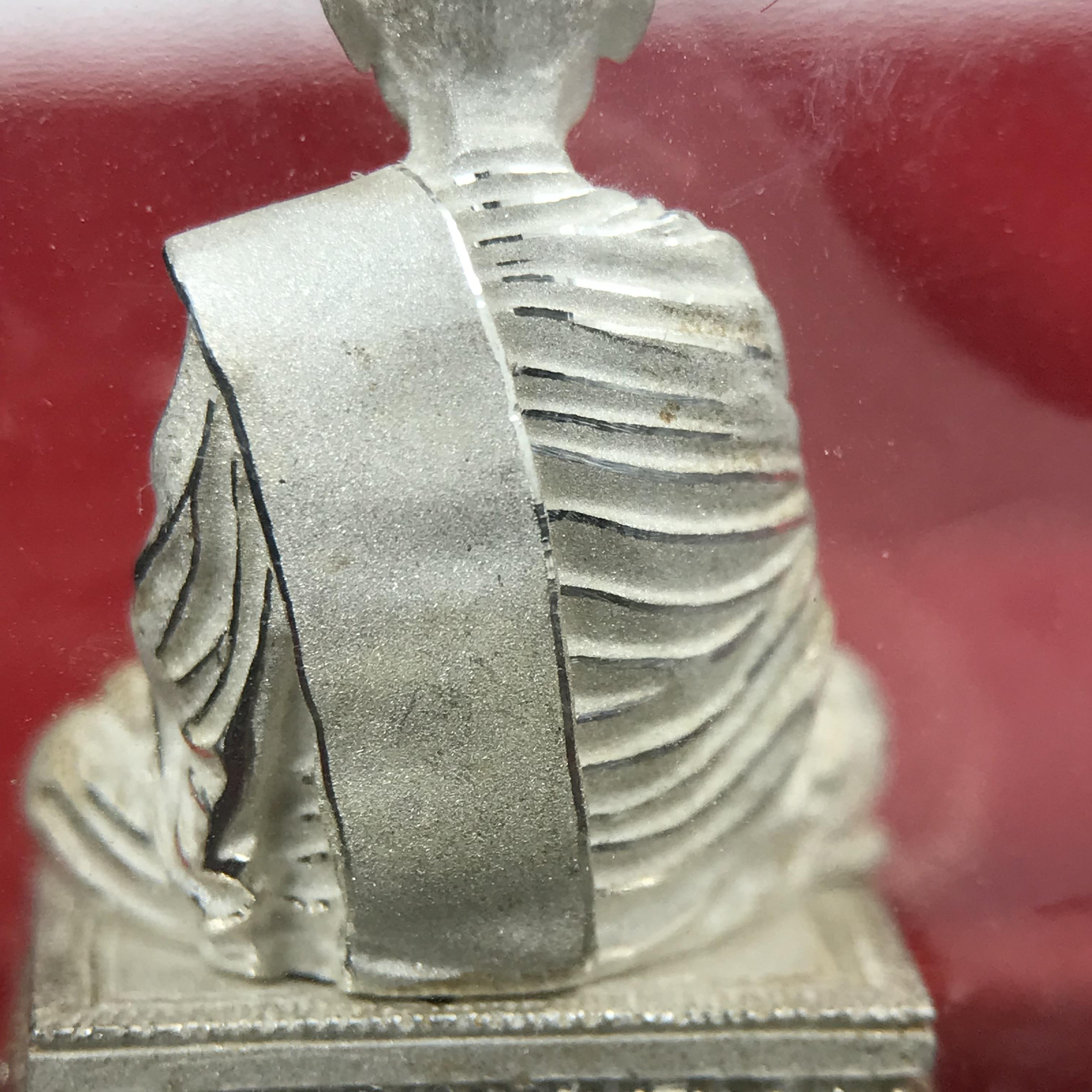 สมเด็จพุฒาจารย์ (โต พรหมรังสี) อนุสรณ์ 128 ปี สมเด็จพระญาณสังวร สมเด็จพระสังฆราช ทรงเมตตาอธิฐานจิต ปี 2543 มหาพุทธาภิเษก 3วาระ รูปเหมือนลอยองค์พิมพ์ใหญ่เนื้อเงิน ขนาด 1.5 x 2.5 ซม. ทรงคุณค่าทั้งด้านความงานด้านพุทธศิลป์ และพุทธคุณ