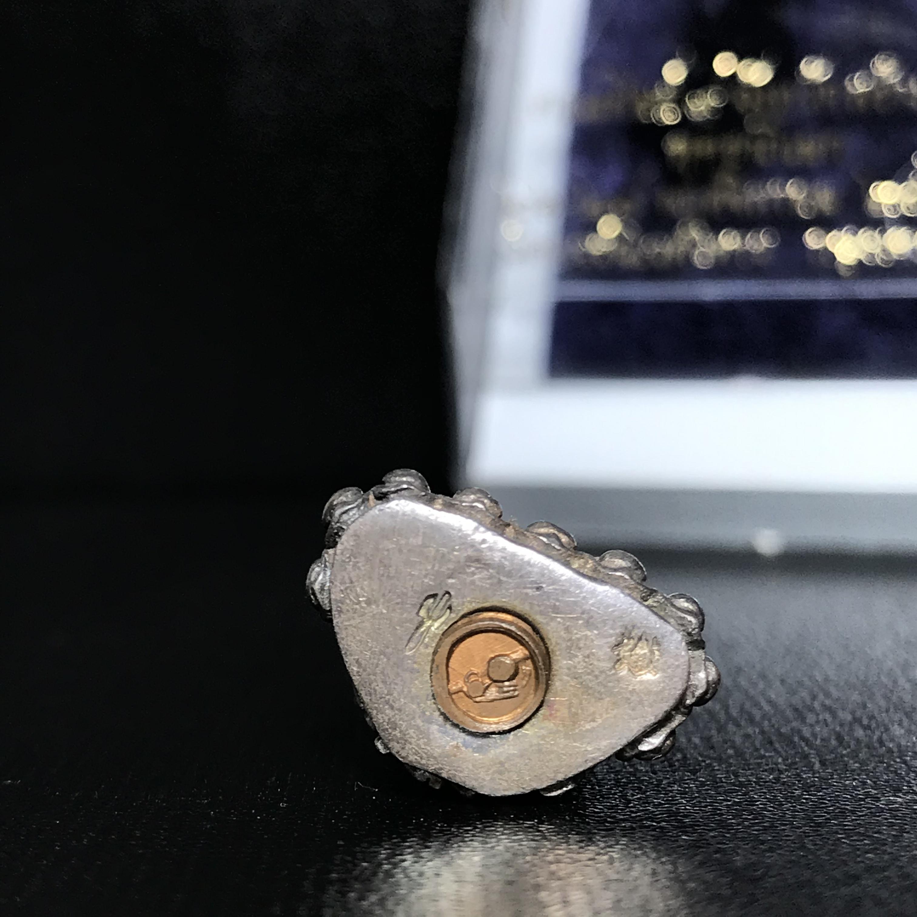 พระกริ่งภูริทัตโต (หลวงปู่มั่น ภูริทัตโต) เนื้อเงิน ปี 2520 สุดยอดพระเกจิสายวิปัสสนากรรมฐานปลุกเสก (สมเด็จพระญาณสังวรเป็นประธานเททอง)(สภาพสวยครบกล่องเดิม)