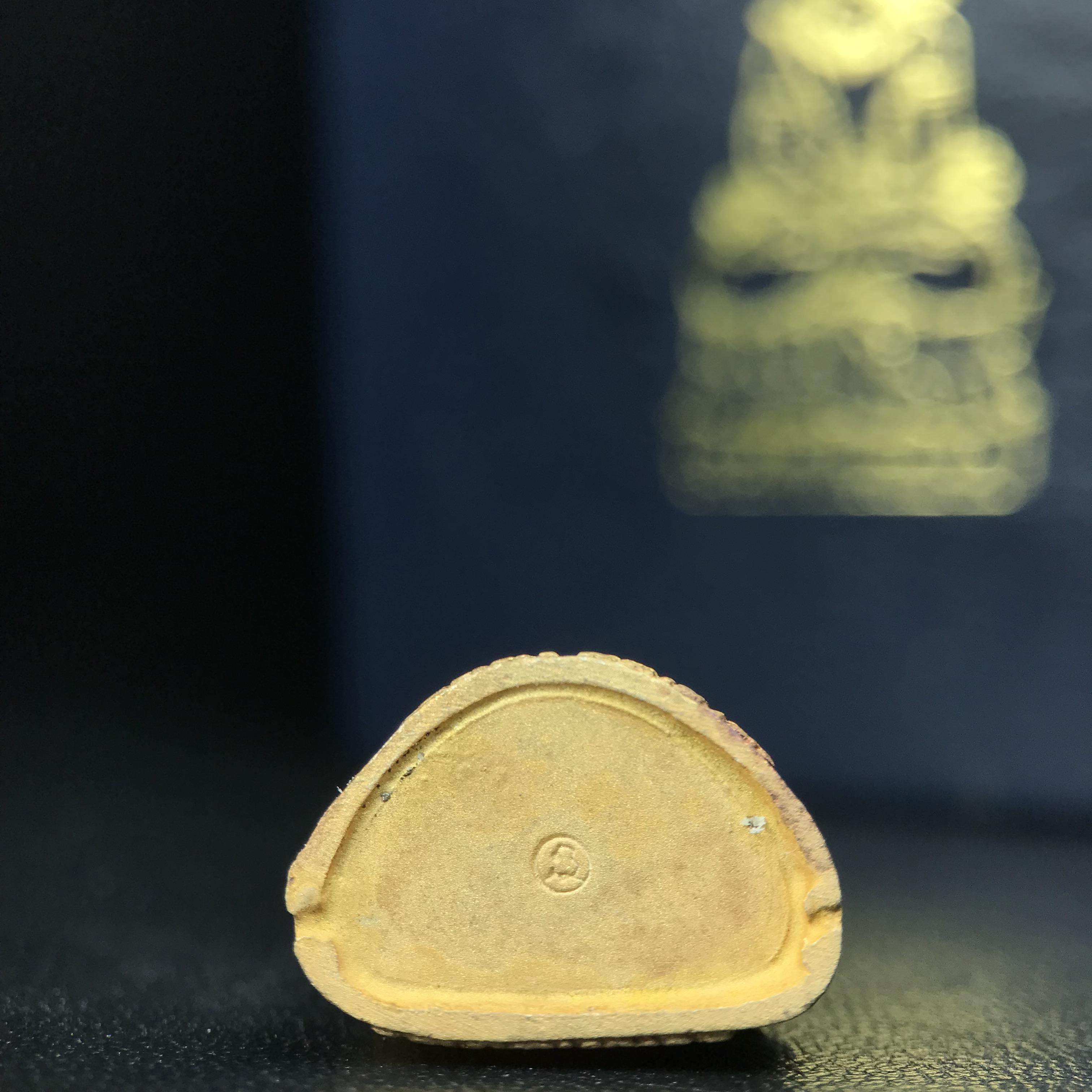 พระอวโลกิเตศวร เมตตา มหาบารมี พิธีพุทธาภิเษก ณ อุโบสถ วัดบวรนิเวศวิหาร 3 พฤษภาคม 2540 เนื้อเงินสามกษัตริย์ ขนาด 3.2 x 2.7 ซม. ตอกโค๊ตใต้ฐานพร้อมกล่องบรรจุเดิม สวย ครบ สมบูรณ์(รุ่นนี้หายาก พบเจอน้อยมาก)