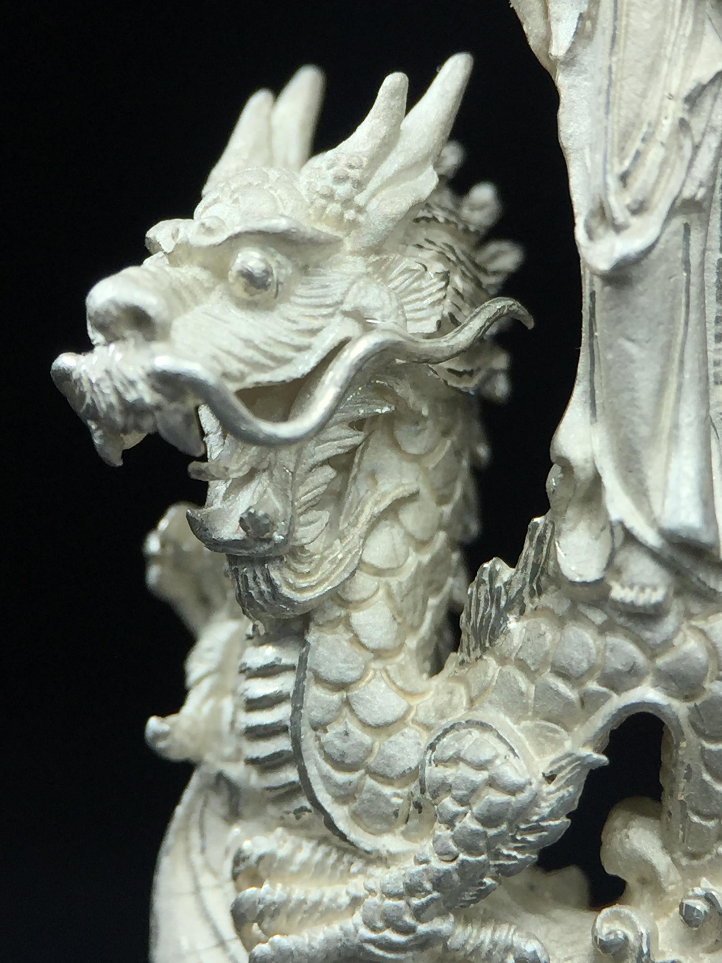 รูปหล่อลอยองค์พระโพธิสัตว์กวนอิม ทรงประทับมังกร จ.ระนอง เนื้อเงิน พิมพ์ใหญ่(สภาพผิว สวยงดงาม ทรงคุณค่า) เฉลิมฉลองในวโรกาสที่พระบาทสมเด็จพระเจ้าอยู่หัวทรงครองสิริราชสมบัติครบ 50 ปี จ.ระนอง พ.ศ.2539