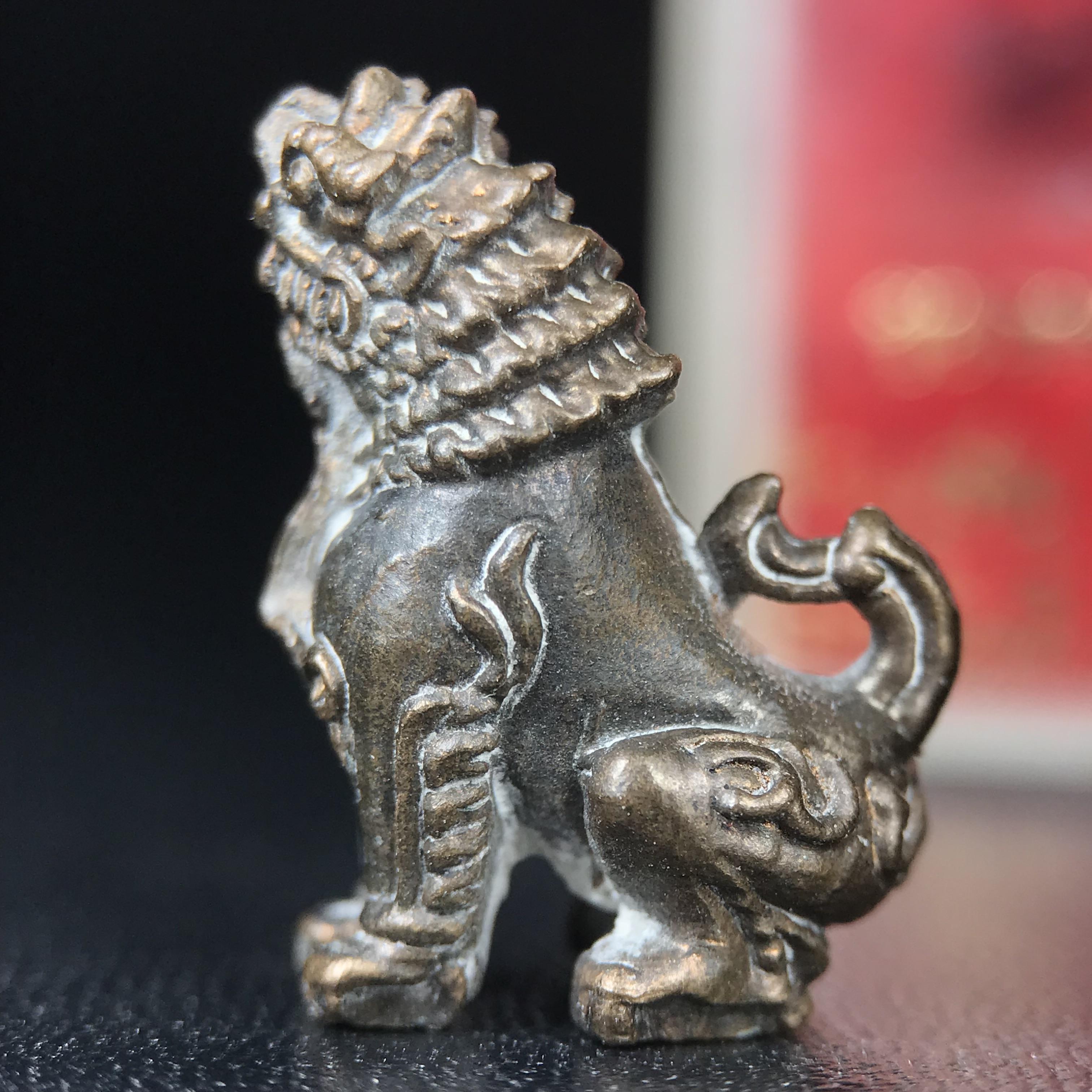 สิงห์เจ้าพ่อดำ วัดบุพพาราม จ.เชียงใหม่ ปี 2518 เนื้อนวโลหะ(ตอก 2 โค๊ต)หายาก(สภาพผิวเดิมสวยเดิมกล่องครบ) สิงห์รุ่นนี้มีพิธีดีมีเกจิอาจารย์ที่ร่วมปลุกเสกมากมาย****เครื่องราง ที่พระบาทสมเด็จพระเจ้าอยุ่รัชกาลที่ ๙ ทรงเสด็จฯประกอบพิธีด้วยพระองค์เอง