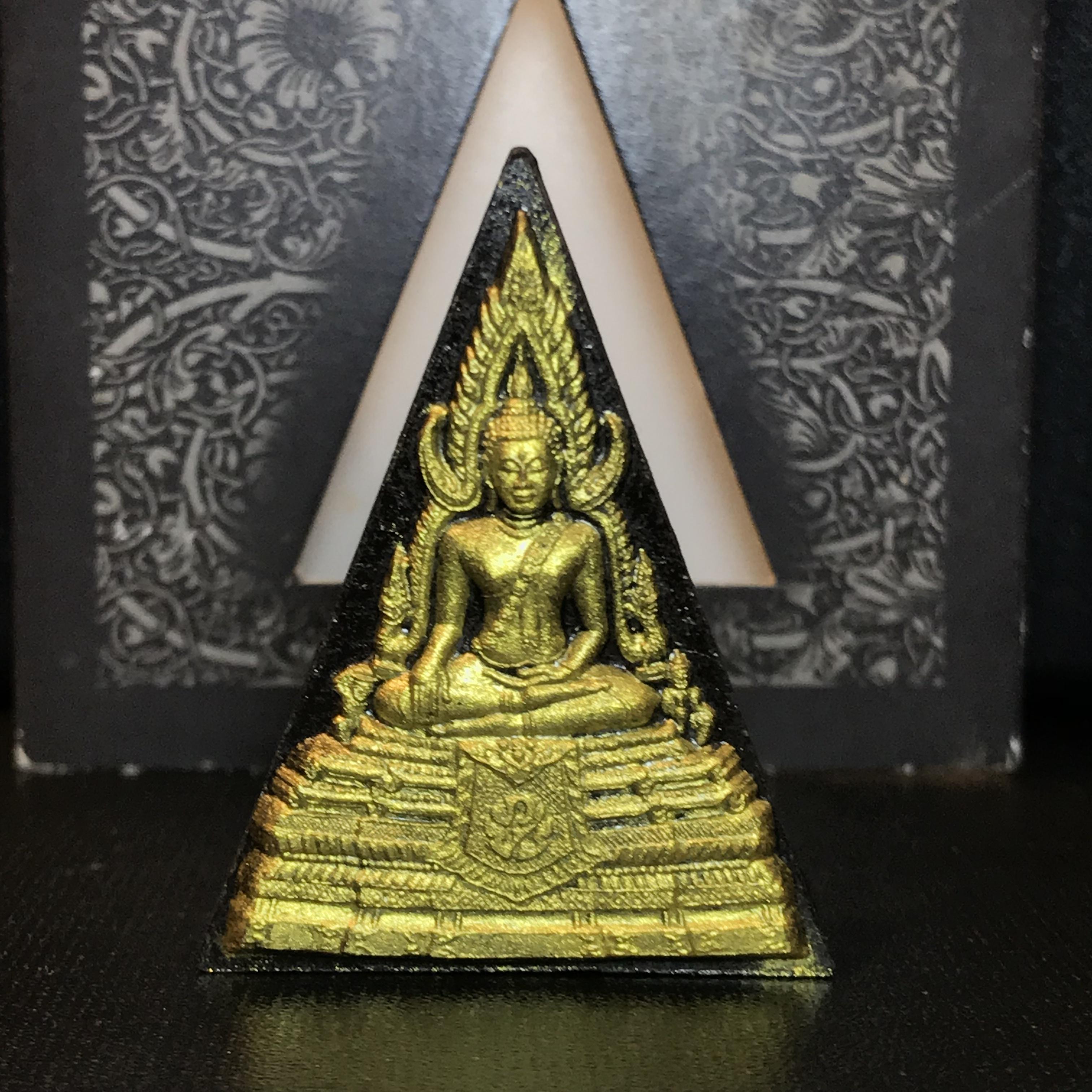 พระพุทธชินราช ภปร. โครงการ "เพราะแผ่นดินนี้ คือ แผ่นดินเกิด" ปี2548(รุ่นแรก) พระผงหลัง ภ.ป.ร. ทองแดง (พระราชทานเส้นพระเจ้า (เส้นผม)และมวลสารจิตรลดา)