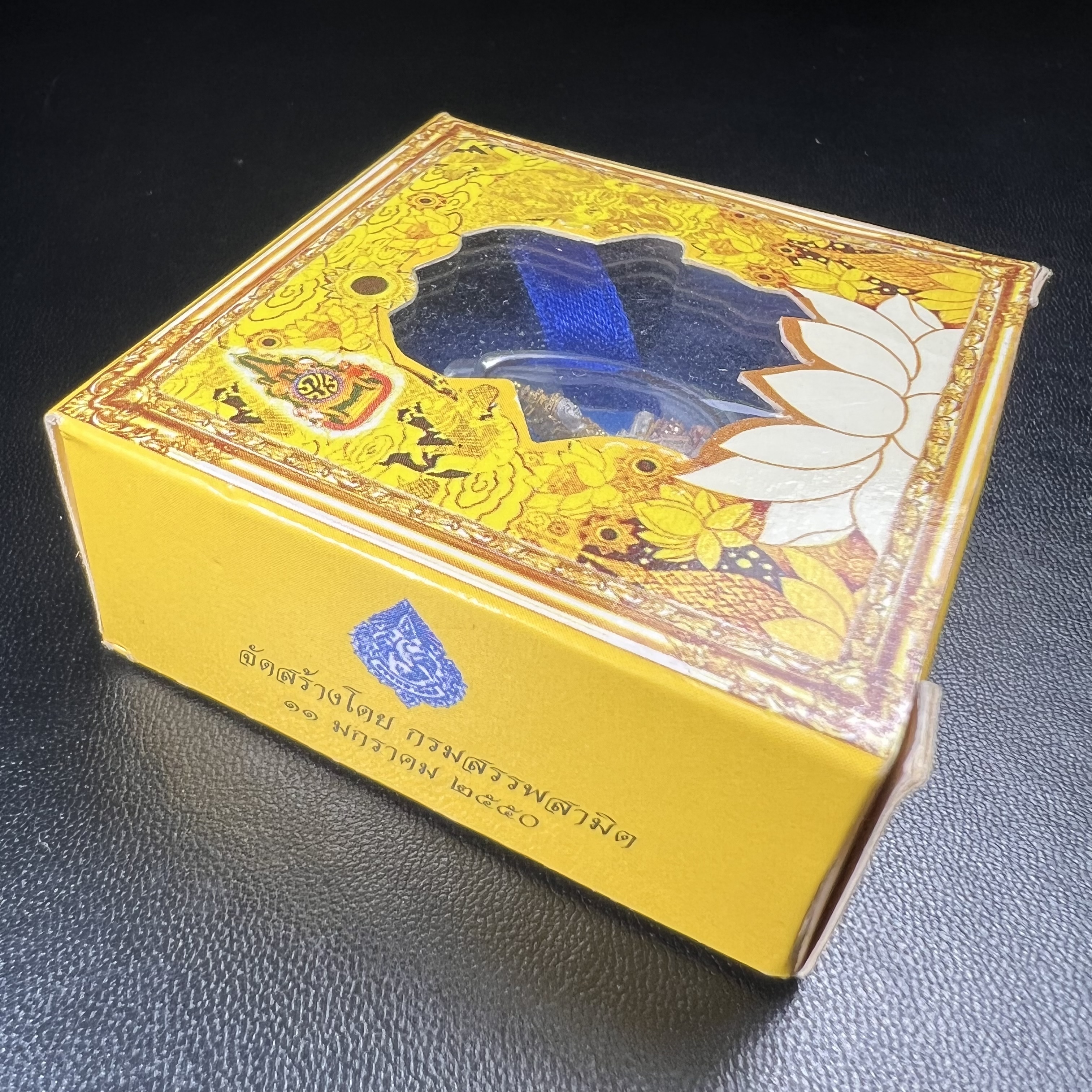 พระแก้วมรกต(จำลอง)ลอยองค์ ขนาดหน้าตัก 1/4 นิ้ว ทรงเครื่องฤดูร้อน เนื้อเงินสามกษัตริย์ ตราสัญลักษณ์ฉลองสิริราชสมบัติครบ 60 ปี พ.ศ.2549(สภาพสวย ครบ สมบูรณ์)