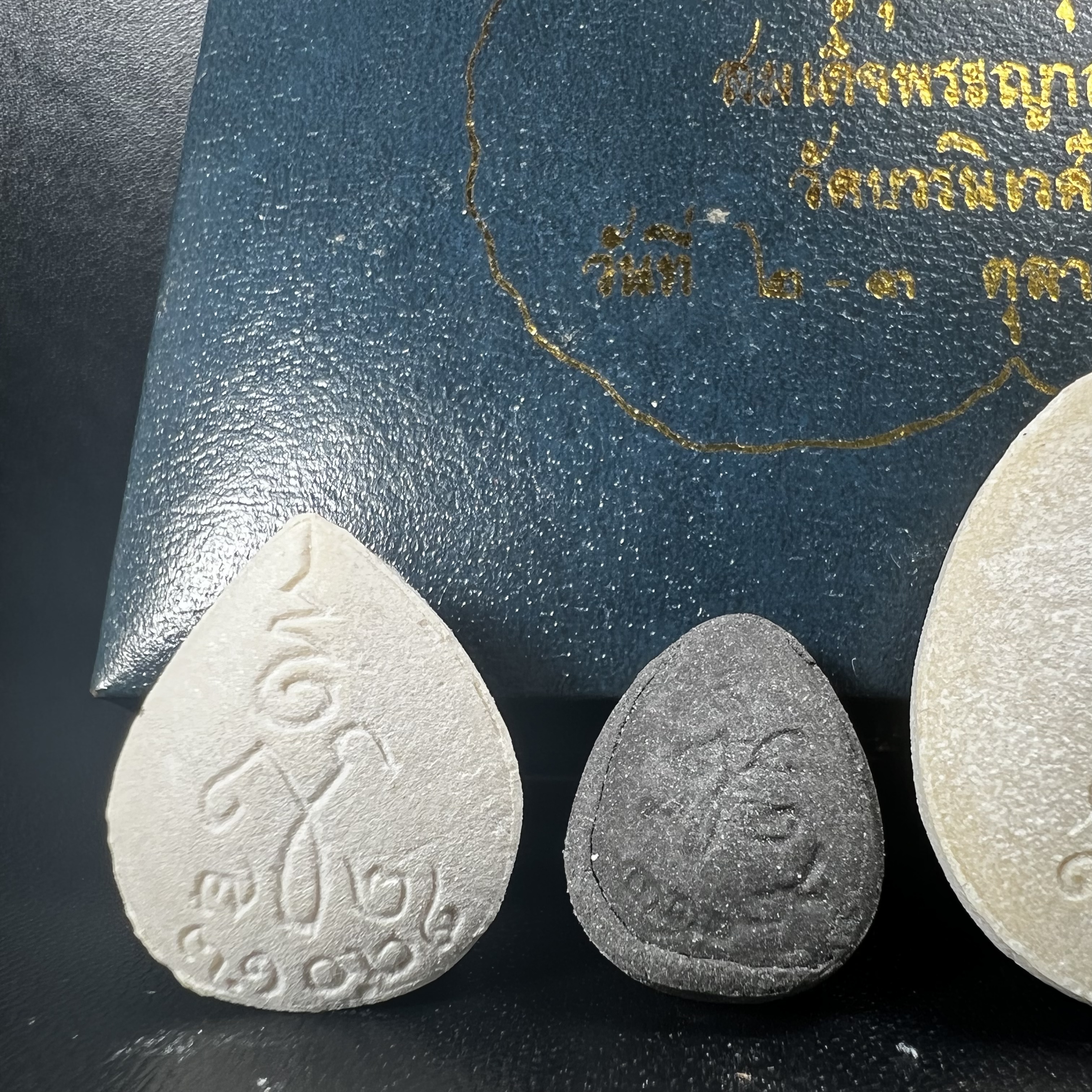 พระปิดตา รุ่นแรก ชุดกรรมการ ชุดมงคลการบำเพ็ญกุศลอายุครบ 6 รอบ(72 พรรษา) สมเด็จพระญาณสังวร วัดบวรนิเวศวิหาร วันที่ 2-3 ตุลาคม 2528 (1ชุดประกอบด้วยพระเนื้อผง 4 รายการ)ชุดกรรมการพร้อมกล่องบรรจุเดิมครบสมบูรณ์(หายาก)