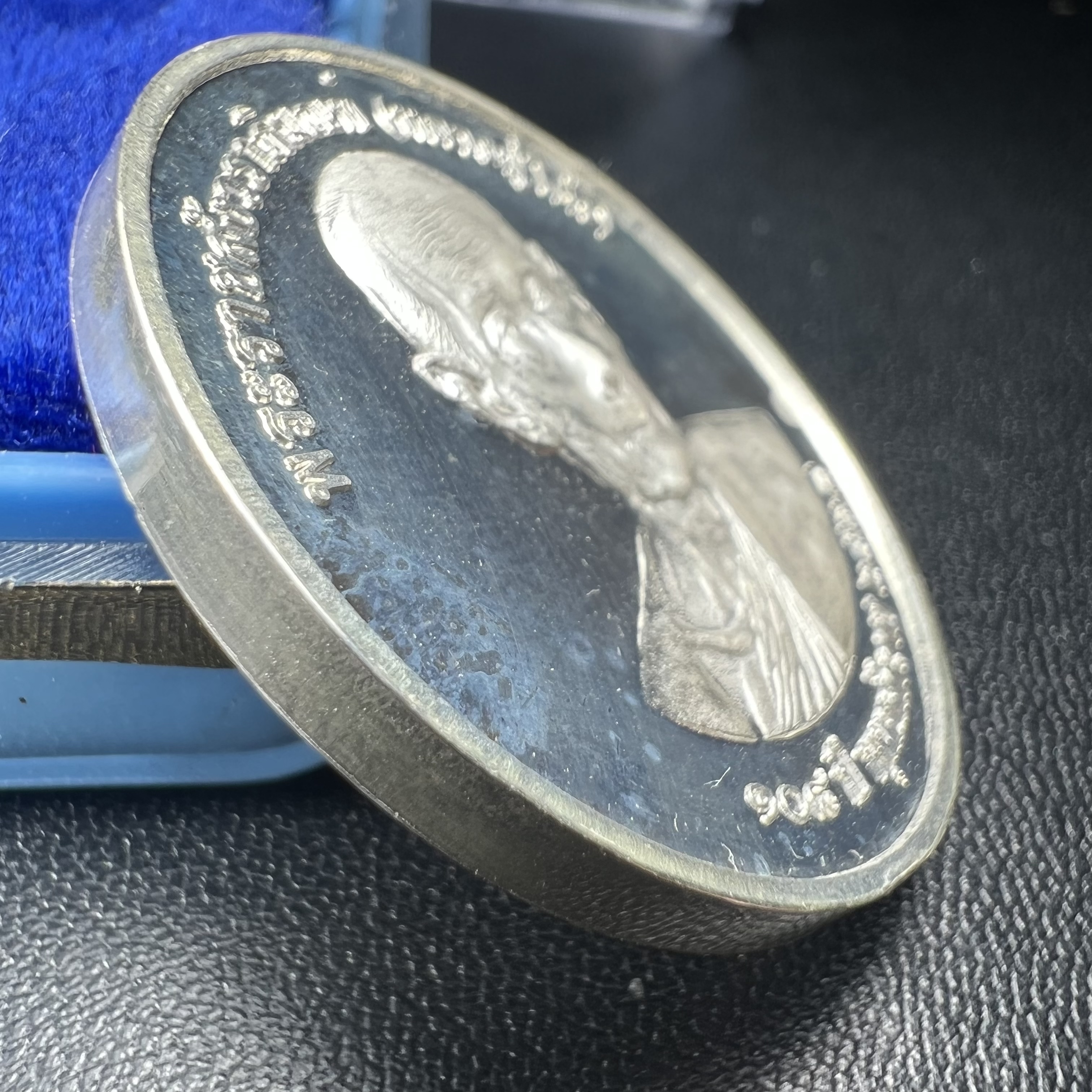 เหรียญรูปเหมือนพระราชสังวราภิมณฑ์(หลวงปู่โต๊ะ)ที่ระลึก ครบ 108 ปี วัดประดู่ฉิมพลี ปี 2538 ด้านหลังพระราชทานพระนามาภิไธยย่อ ภปร. และ สก. เนื้อเงินขัดเงา เหรียญกลมใหญ่ขนาด 3.5 ซม.สภาพสวยเดิมกล่องบรรจุเดิมครบสมบูรณ์และหายาก