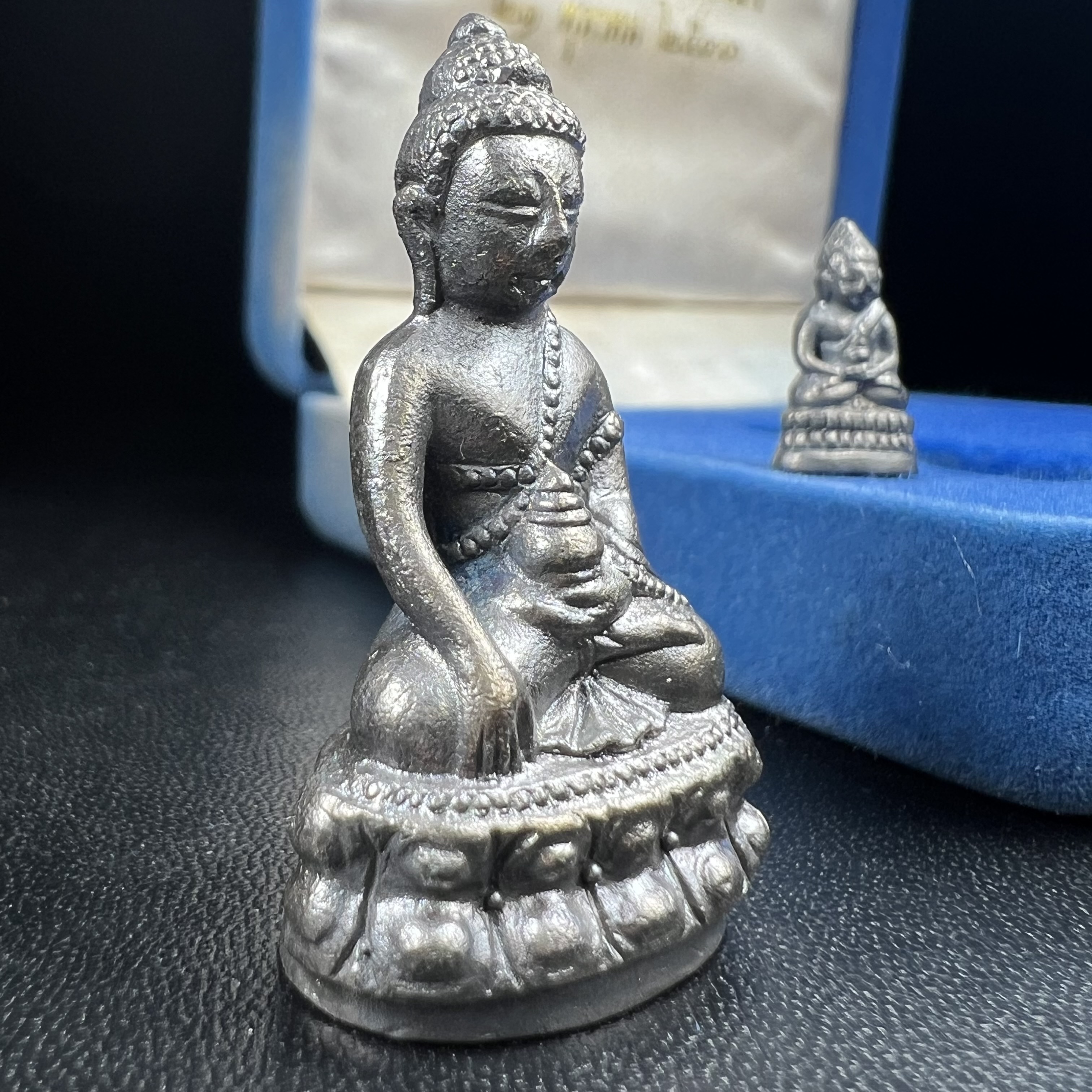 พระกริ่ง-พระชัยวัฒน์ สว. 90 พรรษาสมเด็จย่า ปี2533 เนื้อนวโลหะ(ผสมทองคำเยอะมากรุ่นนี้)(ในหลวงรัชกาลที่9เสด็จในพิธี)(หล่อแบบโบราณอุดมวลสาร 108 แบบฉบับพระกริ่งใหญ่สายวัดสุทัศน์ พระสังฆราช(แพ))(1 ใน 3000 ชุด) หายาก