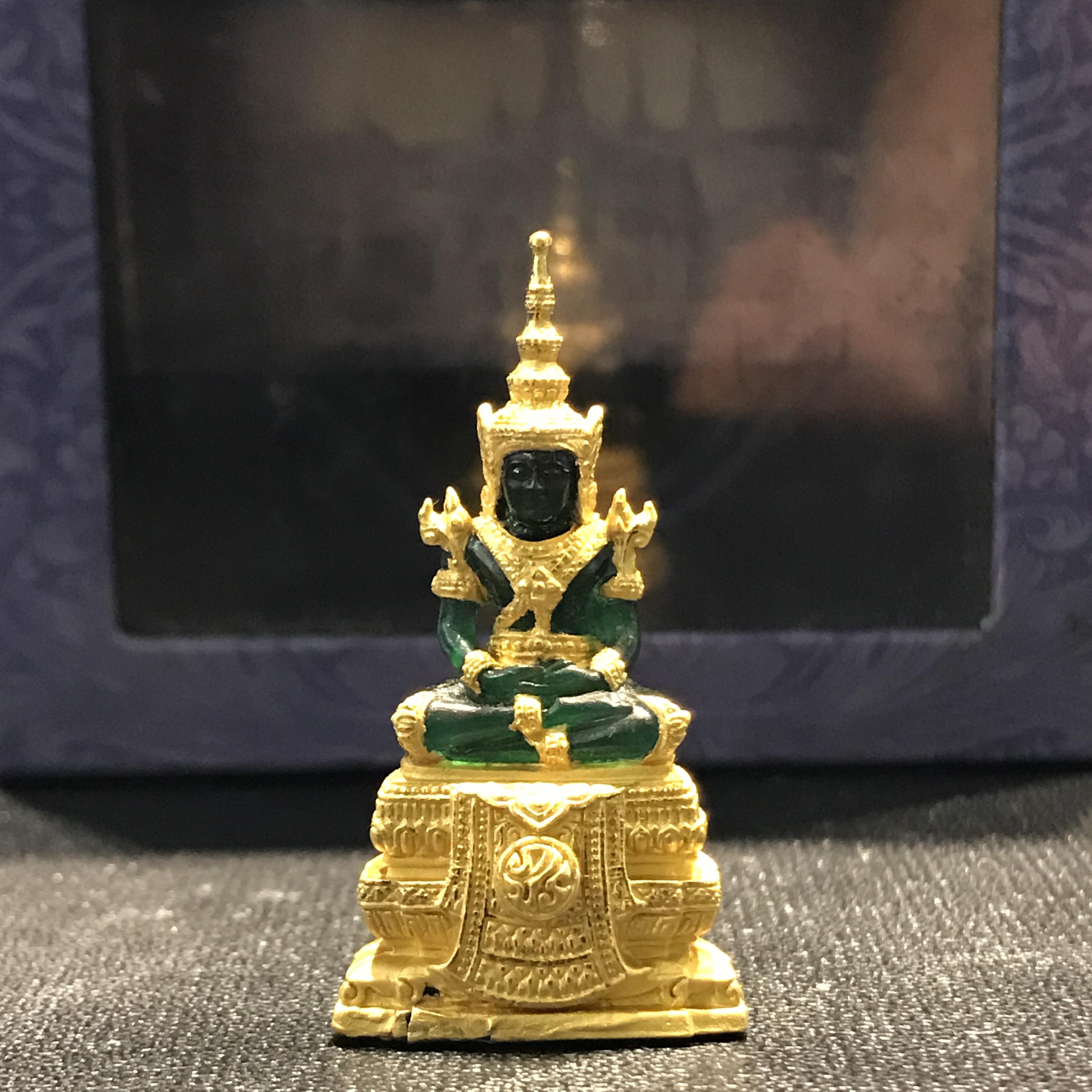 พระแก้วมรกตลอยองค์ ภปร.หน้าตัก 1/2 นิ้ว จัดสร้างโดยรพ.ภูมิพลฯ ปี2547 เนื้อเรซินหุ้มทองคำ