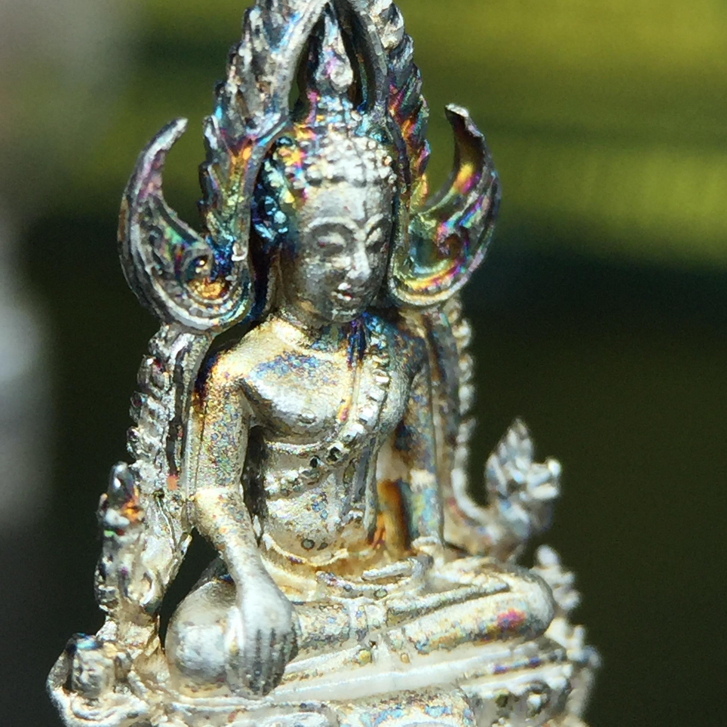 พระพุทธชินราช(จำลอง) ภปร. 84 พรรษา เนื้อเงินชุบทองคำขาว พิมพ์เล็กขนาดหน้าตัก 1/4 นิ้ว (สภาพผิวเดิมขึ้นสีรุ้งธรรมชาติ สวยเสน่ห์พระเนื้อเงิน สีสันที่ธรรมชาติสรรค์สร้าง) (พระราชทานมวลสาร จิตรลดาและเส้นพระเจ้า(เส้นผม ร.9))พุทธศิลป์ทรงคุณค่าอีกหนึ่งรุ่นยอดนิยม