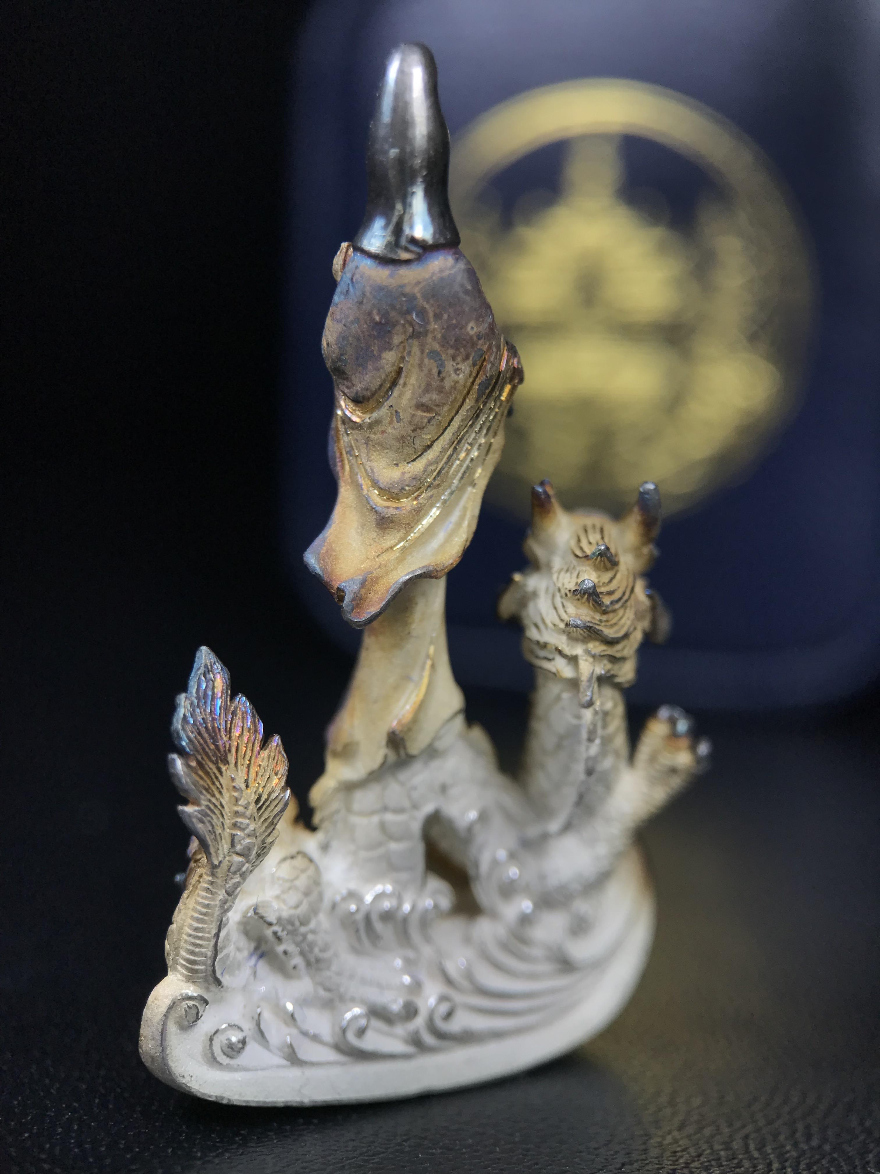 รูปหล่อลอยองค์พระโพธิสัตว์กวนอิม ทรงประทับมังกร จ.ระนอง ปี 2539 เนื้อเงิน พิมพ์ใหญ่(ผิวรุ้งไฟ)(สภาพผิวเดิมขึ้นสีรุ้งธรรมชาติสวยแบบนิยม)(เสน่ห์พระเนื้อเงินสีสันที่ธรรมชาติสรรค์สร้าง)เฉลิมฉลองในวโรกาสที่พระบาทสมเด็จพระเจ้าอยู่หัวทรงครองสิริราชสมบัติครบ50ปี