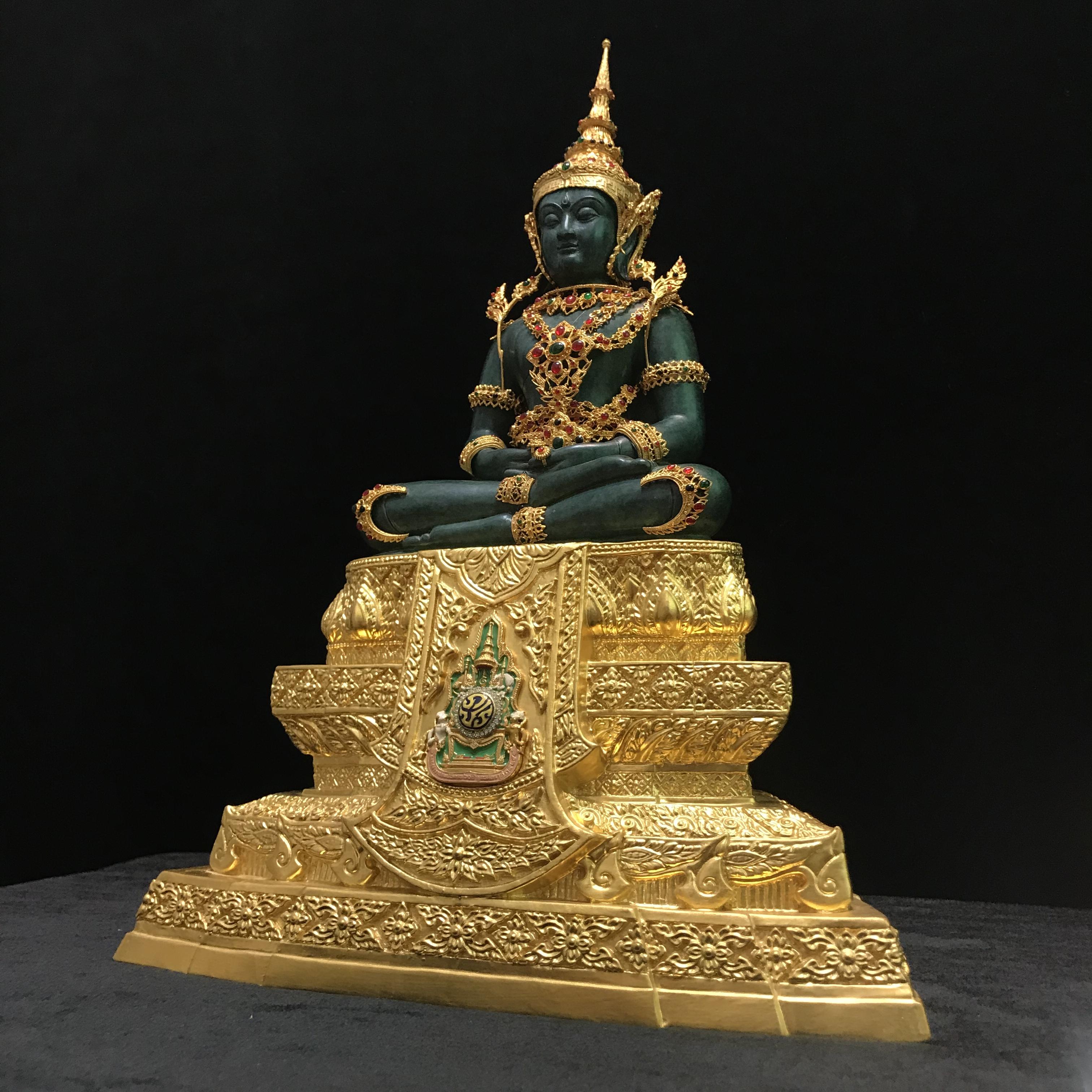 พระแก้วมรกต(จำลอง)ลอยองค์ ขนาดหน้าตัก 5 นิ้ว ทรงเครื่องฤดูร้อน เนื้อโลหะเคลือบสีเขียว เครื่องทรงชุบทองลงยาสี ฐานเนื้อโลหะ ลงรักปิดทองคำ ประดิษฐานตราสัญลักษณ์ฉลองสิริราชสมบัติ ครบ 60 ปี