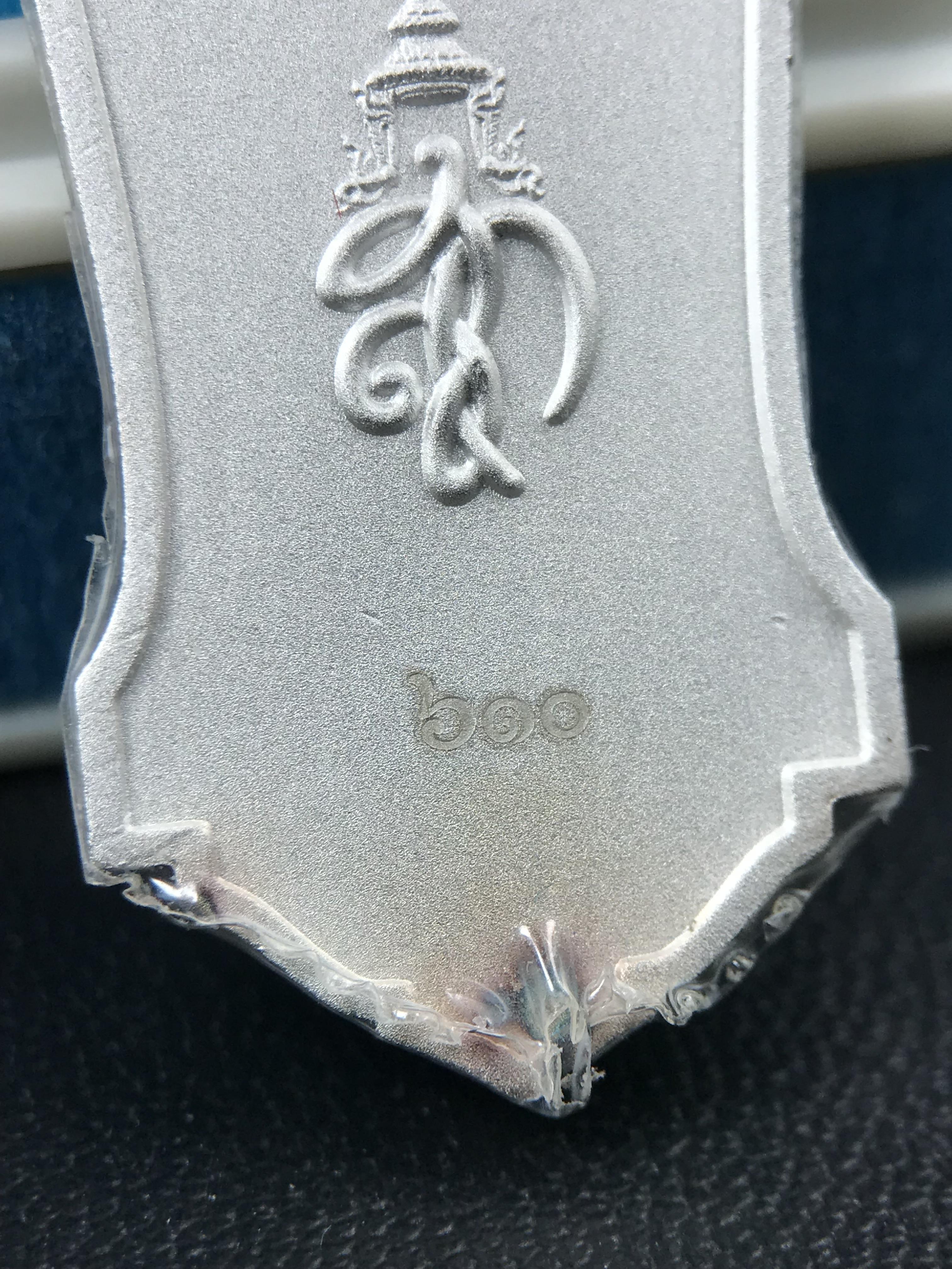 เหรียญที่ระลึกพระพุทธเมตตาประชาไทยไตรโลกนาถคันธารราฐอนุสรณ์ หลัง ภปร. และ สก. วัดทิพย์สุคนธาราม จ.กาญจนบุรี ปี 2558 เนื้อเงิน 99.99% ขนาดสูง 4.6 ซม. ที่ระลึก ร.9 พระชนมพรรษาครบ 7 รอบ และ สมเด็จพระราชินี พระชนมพรรษา 80 พรรษา พิธีใหญ่(หายาก1 ใน 999 เหรียญ)