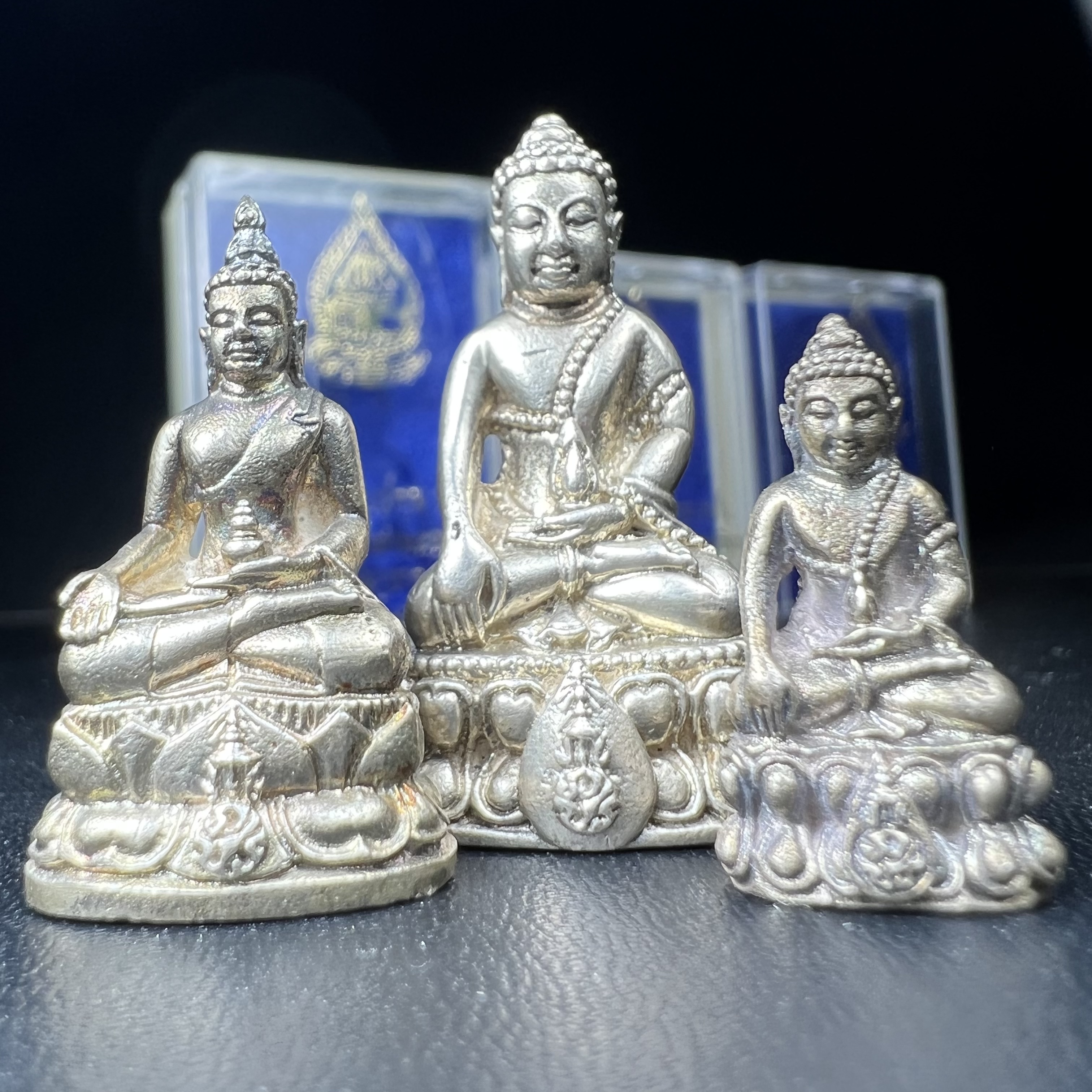 พระกริ่งนวปทุม ภปร.-พระชัยวัฒน์นวปทุม ภปร.-พระกริ่งไพรีพินาศ ภปร. รุ่นแรก วัดปทุมวนาราม ครบชุดเนื้อเงิน ปี2535(ในหลวงรัชกาลที่9เสด็จเททอง)(1ใน3000องค์)หายาก***เก็บทีเดียวครบชุดไปเลยรุ่นนี้ แนะนำ....ตอนนี้หายากแล้ว***