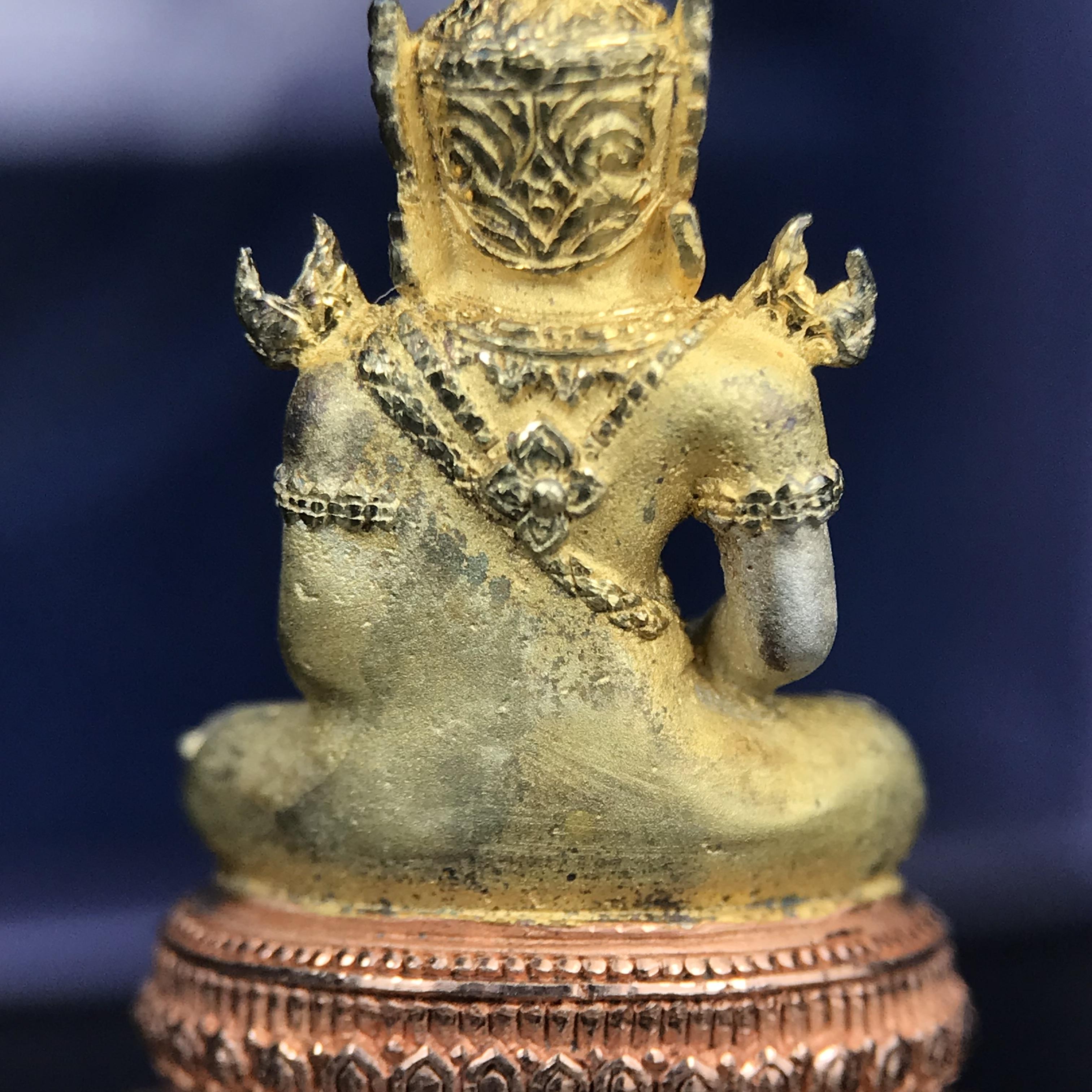 พระแก้วมรกต ภปร. ปี 2547 จัดสร้างโดยโรงพยาบาลภูมิพลอดุลยเดช เนื้อเงิน(3 กษัตริย์) ลอยองค์ หน้าตัก 1/2 นิ้ว สูง 3.7 ซม.พิธีมหามังคาภิเษก ณ พระอุโบสถวัดพระศรีรัตนศาสดาราม(วัดพระแก้ว) งดงามทรงคุณค่าอีกหนึ่งรุ่นยอดนิยม หายาก(องค์หมายเลข ๑๔๑๖)