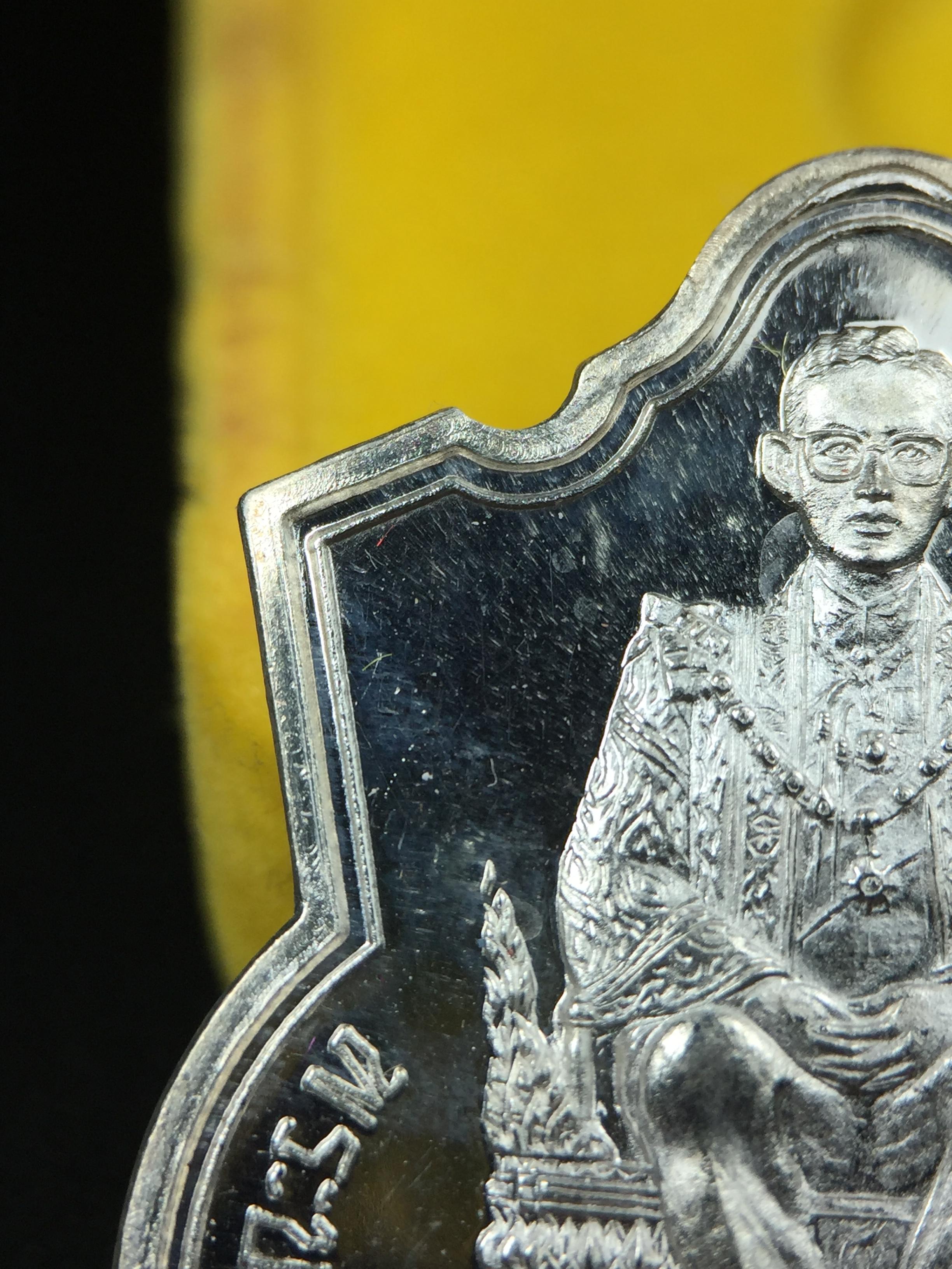 เหรียญพระบาทสมเด็จพระเจ้าอยู่หัว รัชกาลที่9ประทับนั่งบัลลังก์ กระทรวงมหาดไทยจัดสร้าง ปี2539 เนื้อเงินกล่องบรรจุเดิมสภาพสวย เนื้อเงินผิวกระจก สวยเดิม แบบนิยม หายาก