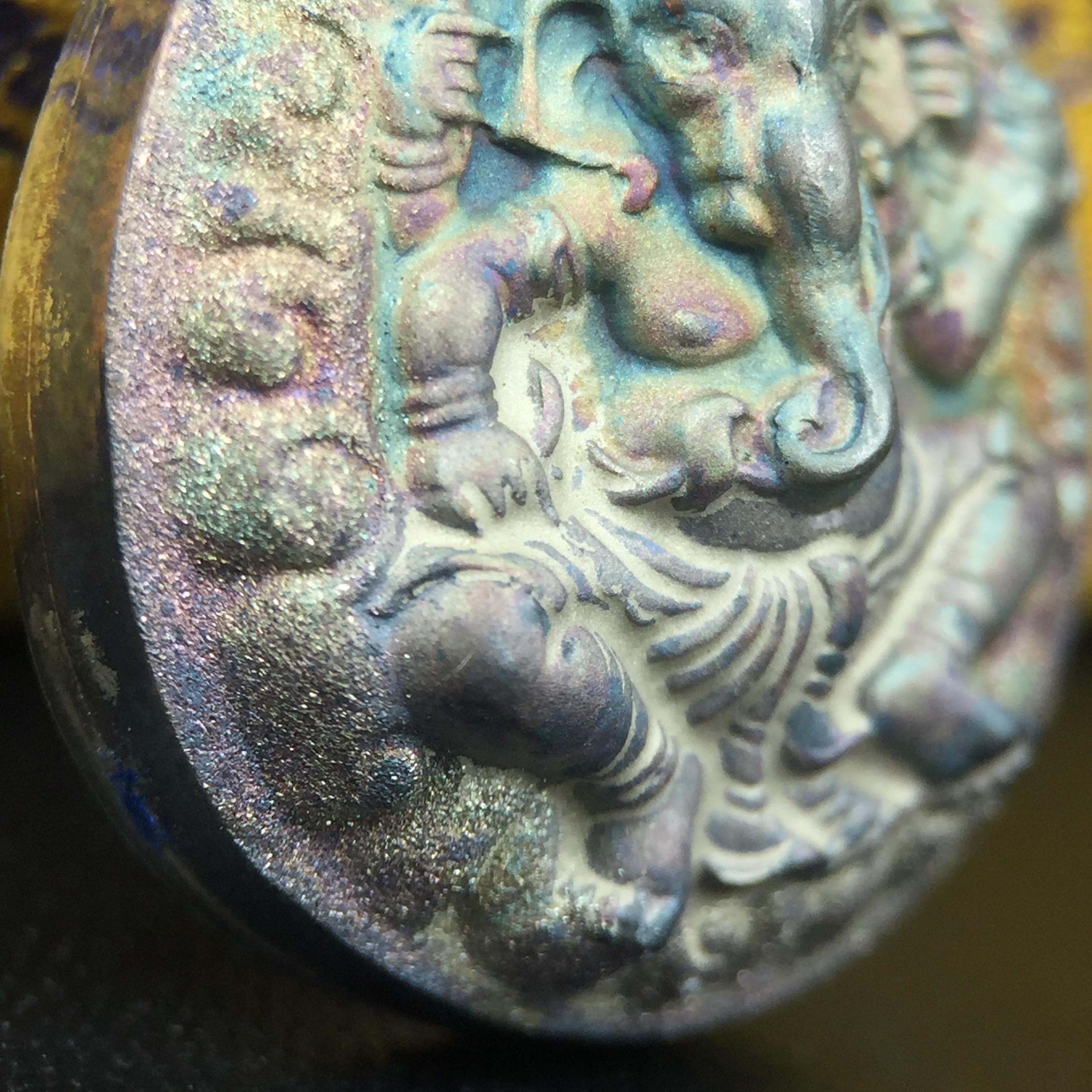 เหรียญพระพิฆเนศวร ญสส. ชุดกาญจนาภิเษกครองราชย์ 50 ปี พุทธศักราช 2538 พิมพ์ใหญ่(2.9 ซม.) เนื้อเงินผิวเดิมกลับดำขึ้นสีรุ้งเข้มขลังงดงามธรรมชาติสร้างสรรค์ สภาพสวยเดิมพร้อมกล่องบรรจุเดิม ตอกโค๊ดหมายเลขกำกับ(1ใน 5539องค์)