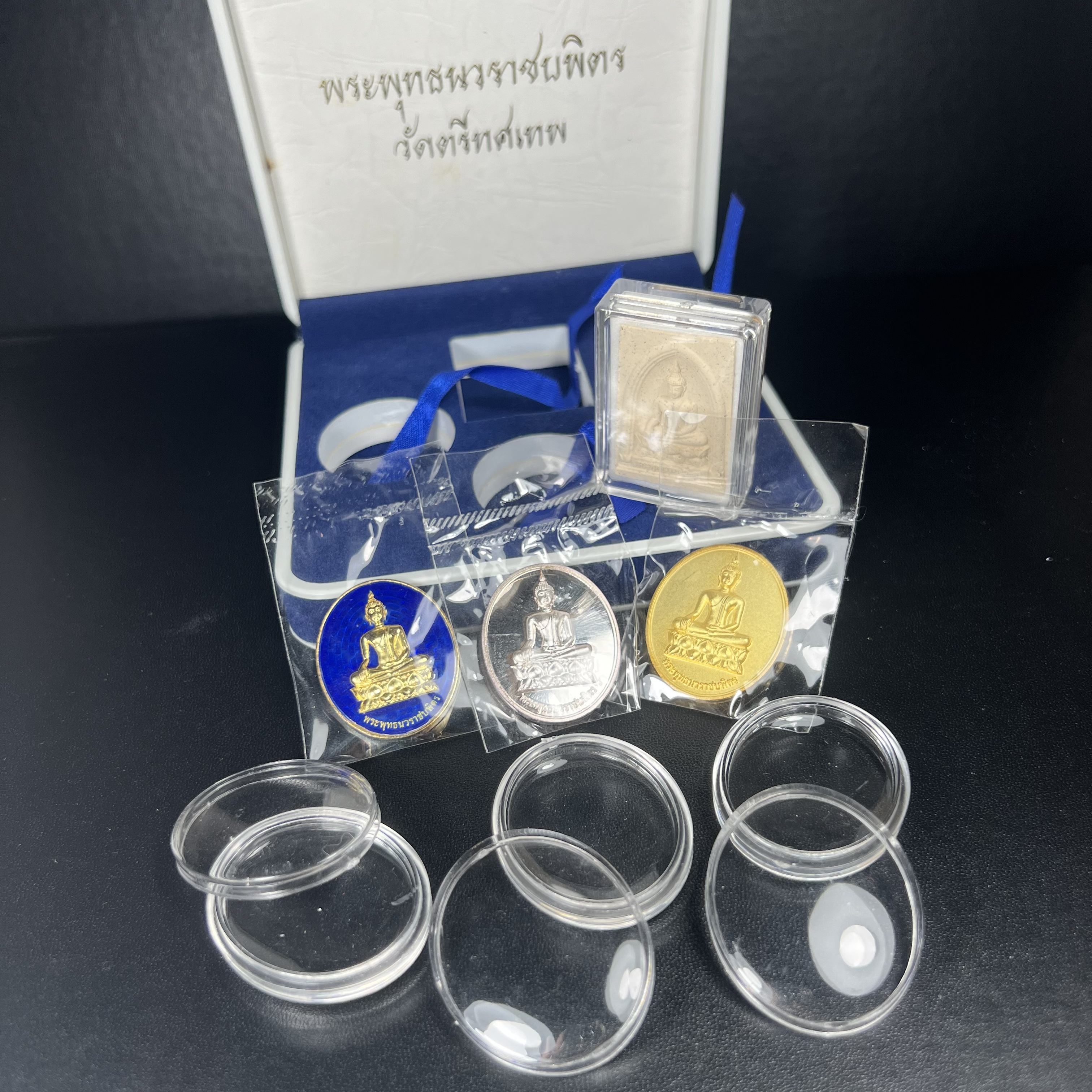 พระพุทธนวราชบพิตร ภปร. ที่ระลึก 7รอบ 84พรรษา รัชกาลที่ 9 วัดตรีทศเทพ จัดสร้าง พ.ศ. 2554 ชุดกรรมการ(หายากสร้าง 1ใน500ชุด)(รวม 4 รายการ)สภาพสวยซีนซองเดิมกล่องบรรจุเดิมครบสมบูรณ์