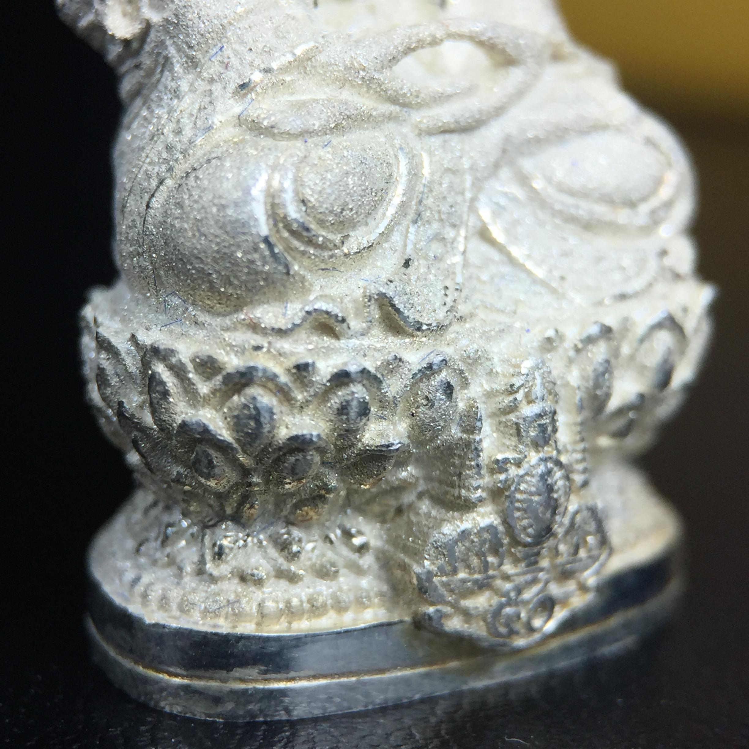 พระกริ่งจีน "ต้าเยิ่นถะ" รุ่น กาญจนาภิเษก ครองราชย์ 50 ปี วัดบวรนิเวศวิหาร ปี2538 เนื้อเงินพ่นทรายขัดเงาบางส่วน 99.99% สูง 3.8 ซม. (คัดสภาพสวยเดิม พิธีใหญ่ พุทธศิลป์งดงาม)1 ใน 6001 องค์