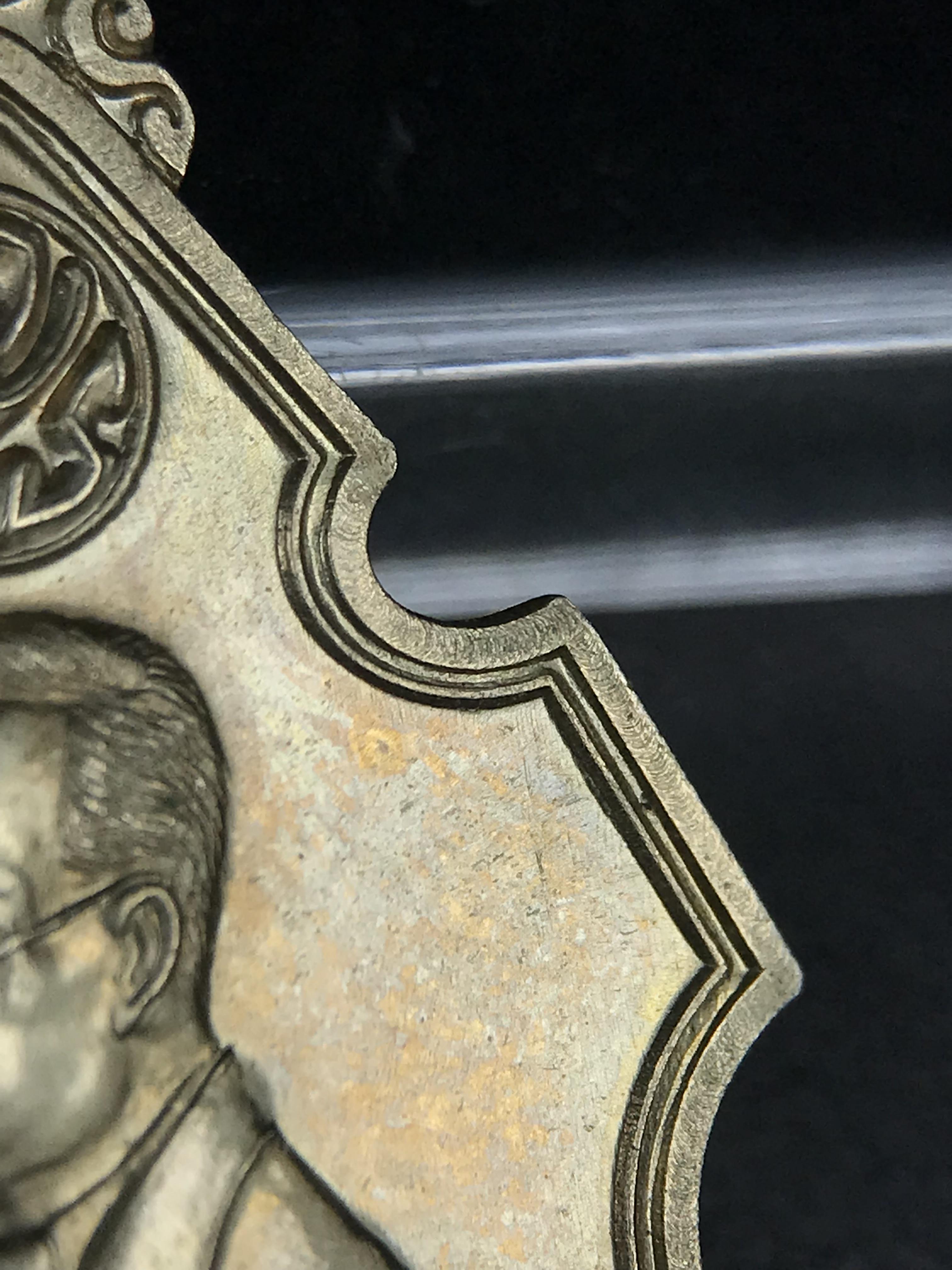 เหรียญครอบครูช่างหลวง(ในหลวงทรงดนตรี) เนื้ออัลปาก้า ปี 2550(หายาก)สุดยอดแห่งความหายากมีหมุนเวียนให้เห็นน้อยมากเป็นอีกหนึ่งรุ่นยอดนิยมของเสด็จพ่อร.9เหรียญนี้สวยมากผิวน้ำทองทั่วทั้งเหรียญ