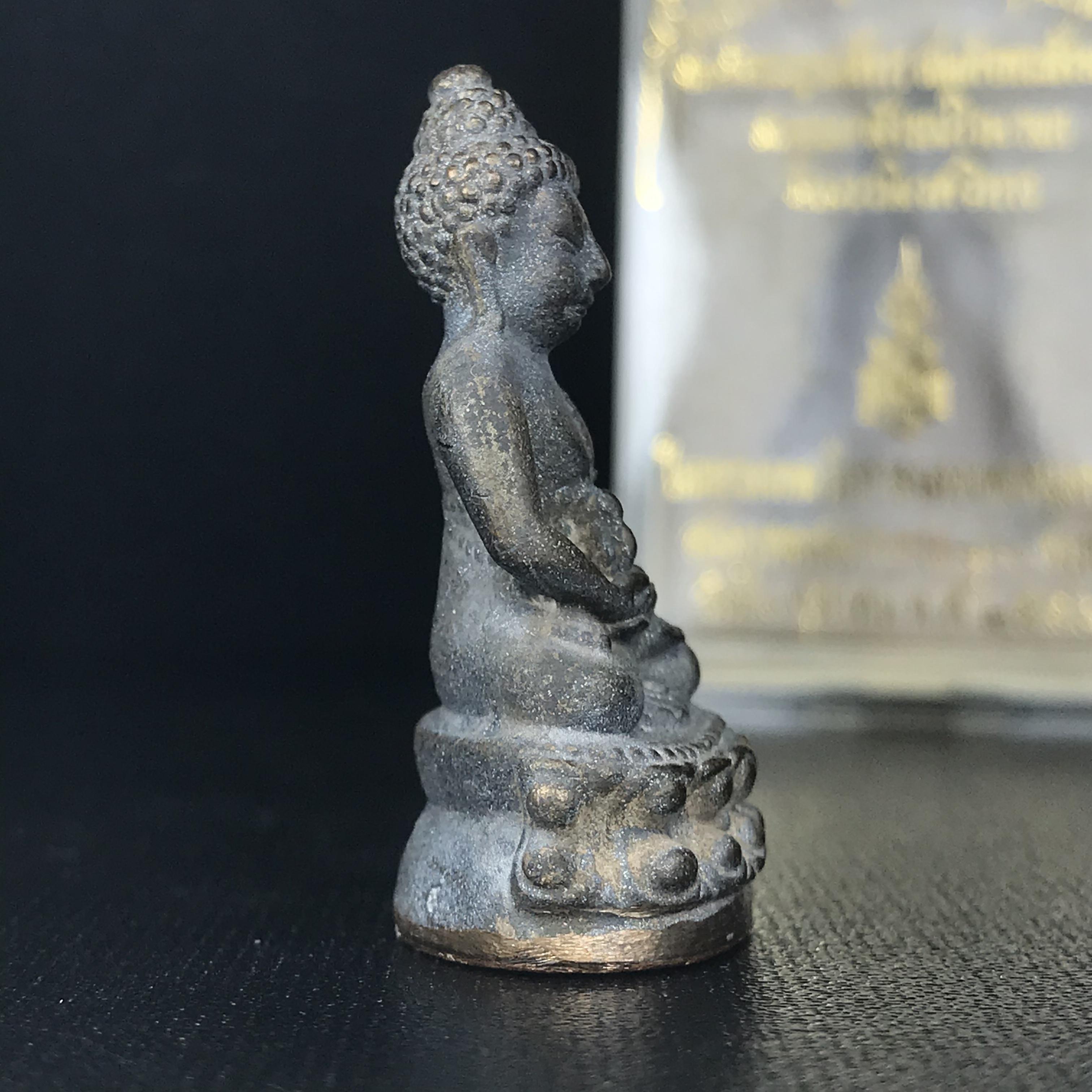 พระกริ่งชินบัญชรฉลองพระชันษา 100 ปี สมเด็จพระญาณสังวร วัดบวรนิเวศวิหาร ปี 2556 เนื้อนวโลหะผสมทองคำก้นทองแดง พิธีใหญ่ มวลสารเด่น นิยม(1 ใน 2556 องค์)