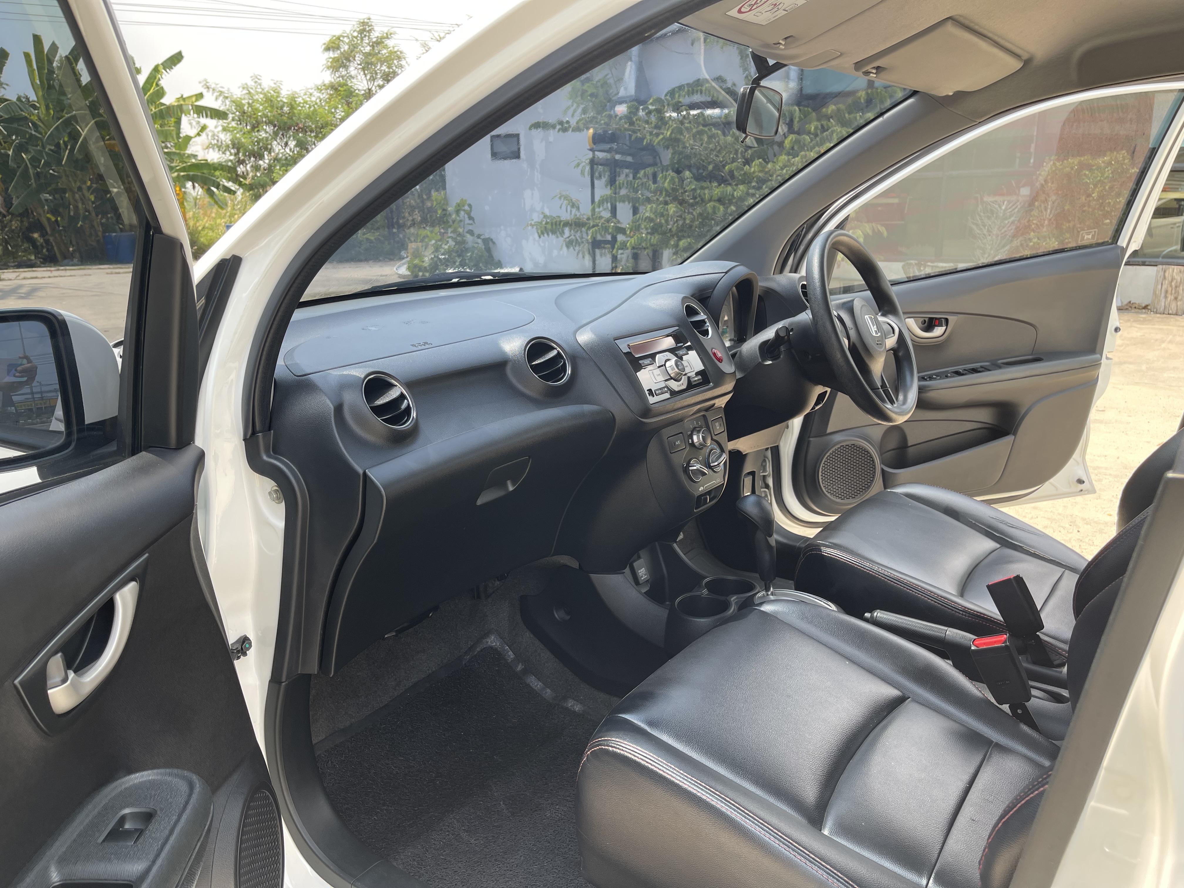 Honda Brio 1.2 V At 2015 ขาว