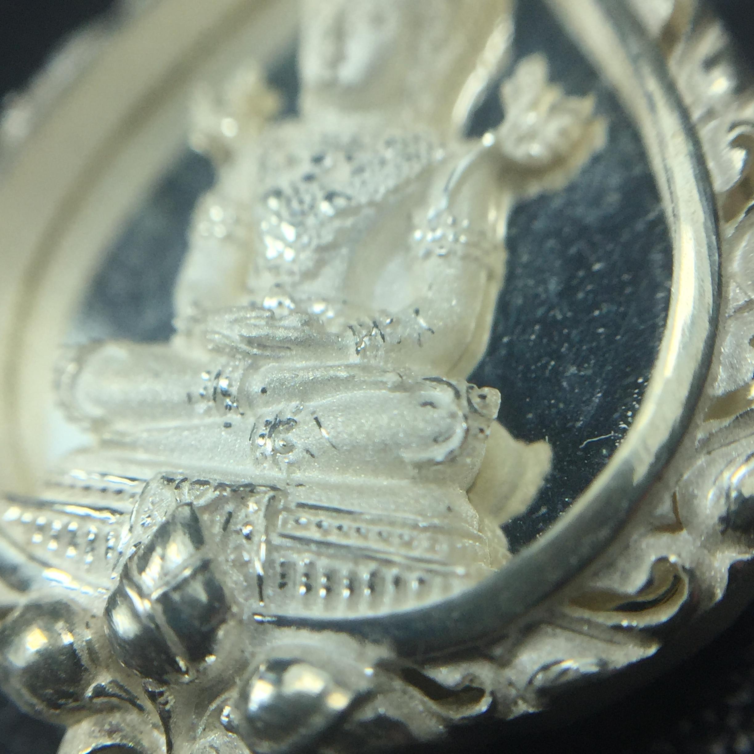 พระแก้วมรกต ภปร. ปี2547 จัดสร้างโดย รพ.ภูมิพลฯ เนื้อเงิน เหรียญทรงดอกบัว(1ใน3000องค์)