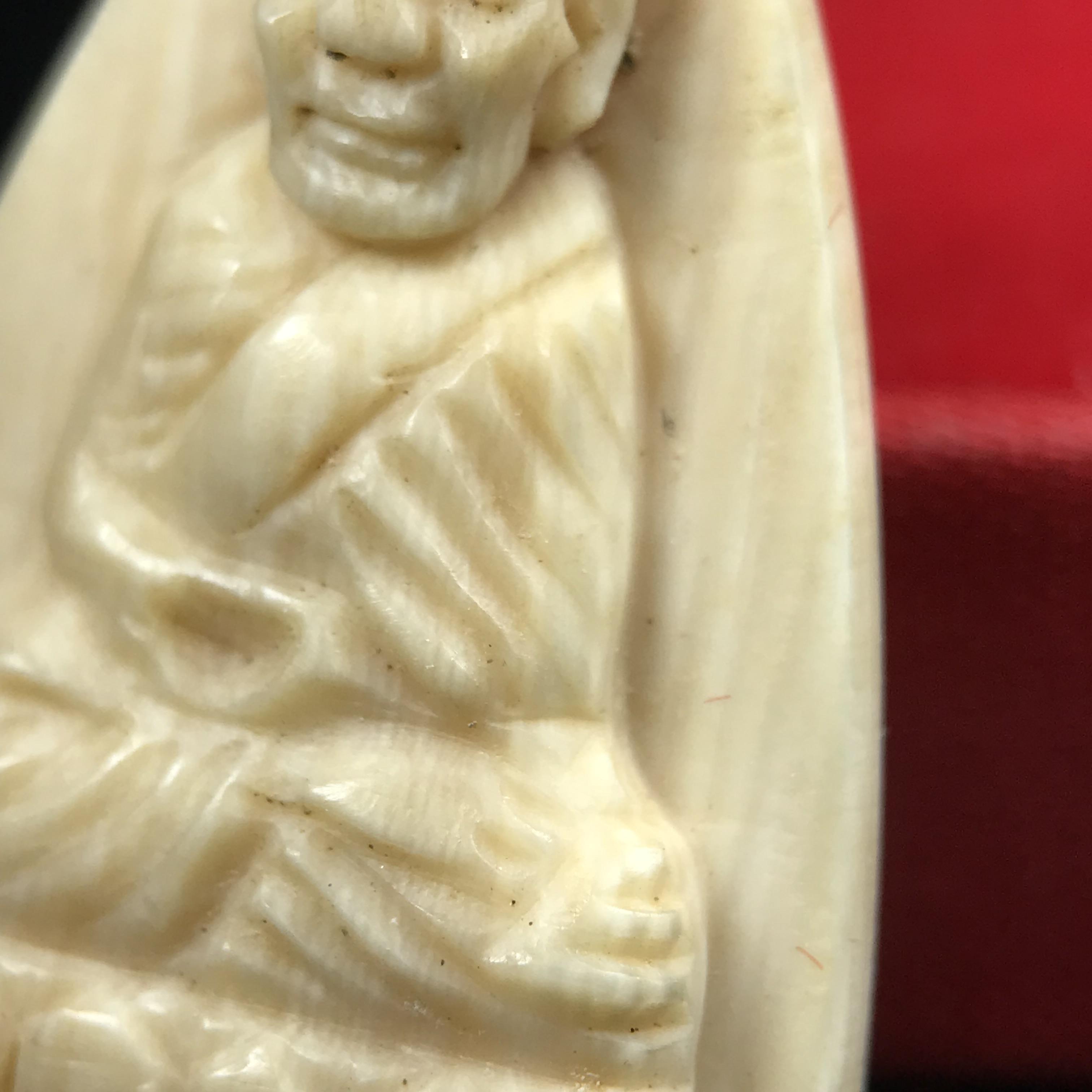 สมเด็จหลวงพ่อทวด รุ่นคชสารหมื่นปี (ศิลปาชีพ) วัดช้างให้ ปี 2541โดยมีท่าน อ.นอง วัดทรายขาว เป็นเจ้าพิธี และมีเกจิร่วมปลุกเสก 108 รูป บรรจุผงว่านเก่าและดินกากยายักษ์(พิมพ์ใหญ่เตารีด)พร้อมกล่องบรรจุครบ นิยมหายาก***องค์นี้ผิวสวยงานแกะพุทธศิลป์สวยงดงาม***