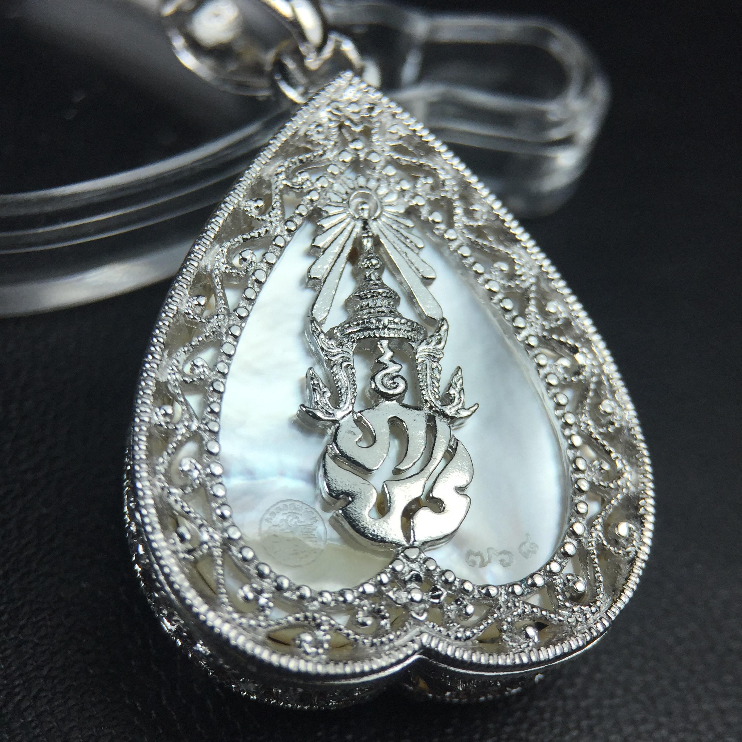 พระพุทธชินราช ภปร. โครงการ "เพราะแผ่นดินนี้ คือ แผ่นดินเกิด" ปี2548(รุ่นแรก) เหรียญทรงใบโพธิ์ ขนาด 21 x 29 มม. เนื้อเงินสามกษัตริย์ องค์พระชุบสามกษัตริย์ ล้อมด้วยกรอบเงินชุบทองคำขาวสลักเสลาเป็นลวดลายละเอียดอ่อน ส่วนพื้นองค์พระเป็นเปลือกหอยมุข