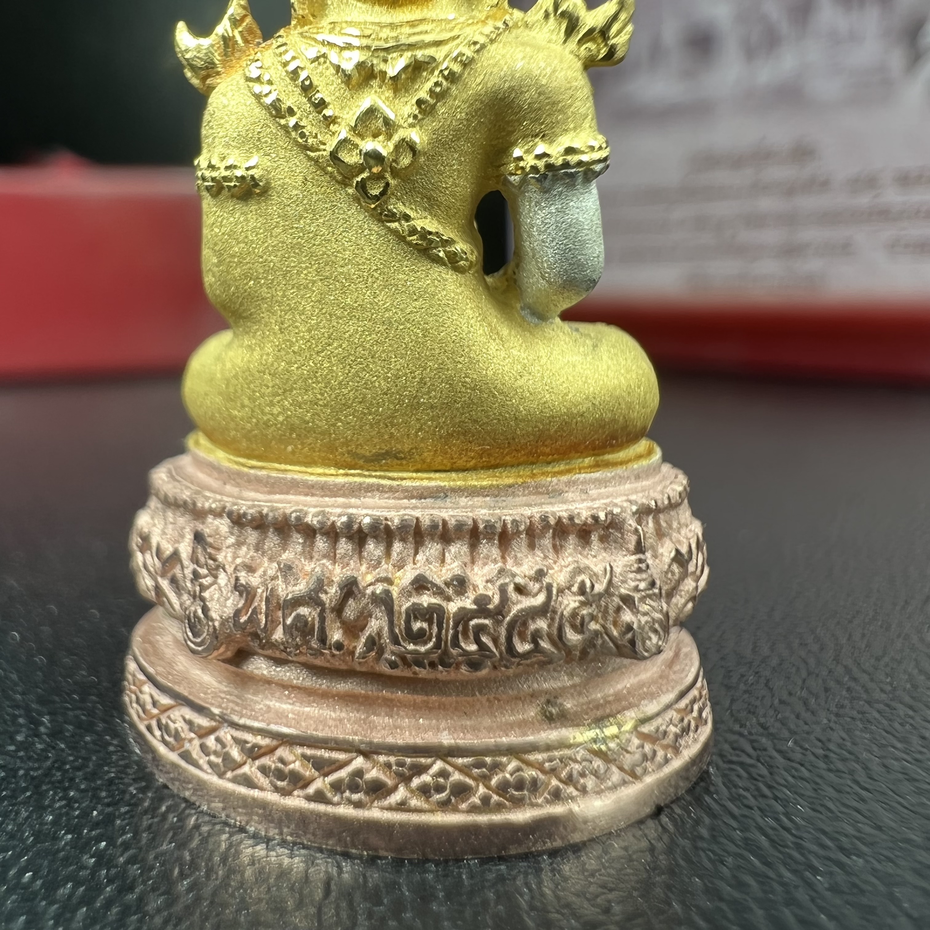 พระแก้วมรกต ภปร.(รุ่นแรก) ปี2545 รุ่นฉลองกรุงรัตนโกสินทร์ครบ 220 ปี พิมพ์ลอยองค์ใหญ่ เนื้อเงินบริสุทธิ์ 92.5% (สามกษัตริย์) ขนาด 19*35 มม. พร้อมกล่องบรรจุดิม สวยครบสมบูรณ์