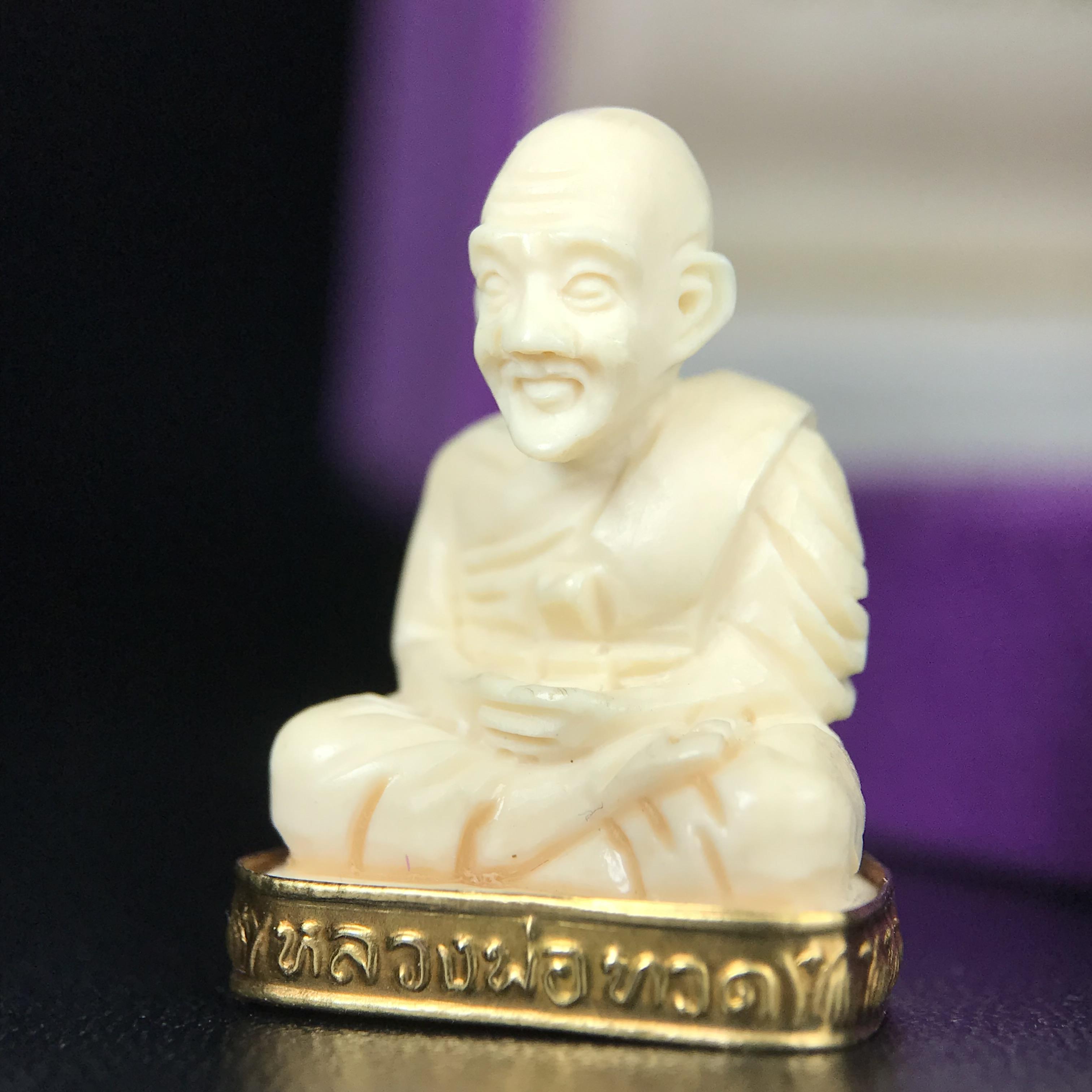 สมเด็จหลวงพ่อทวด รุ่นคชสารหมื่นปี (ศิลปาชีพ) วัดช้างให้ ปี 2541โดยมีท่าน อ.นอง วัดทรายขาว เป็นเจ้าพิธี และมีเกจิร่วมปลุกเสก 108 รูป บรรจุผงว่านเก่าและดินกากยายักษ์(พิมพ์ลอยองค์ฐานทองคำโค๊ตทองคำ)พร้อมกล่องบรรจุครบ นิยมหายาก**ผิวสวยงานแกะพุทธศิลป์สวยงดงาม**