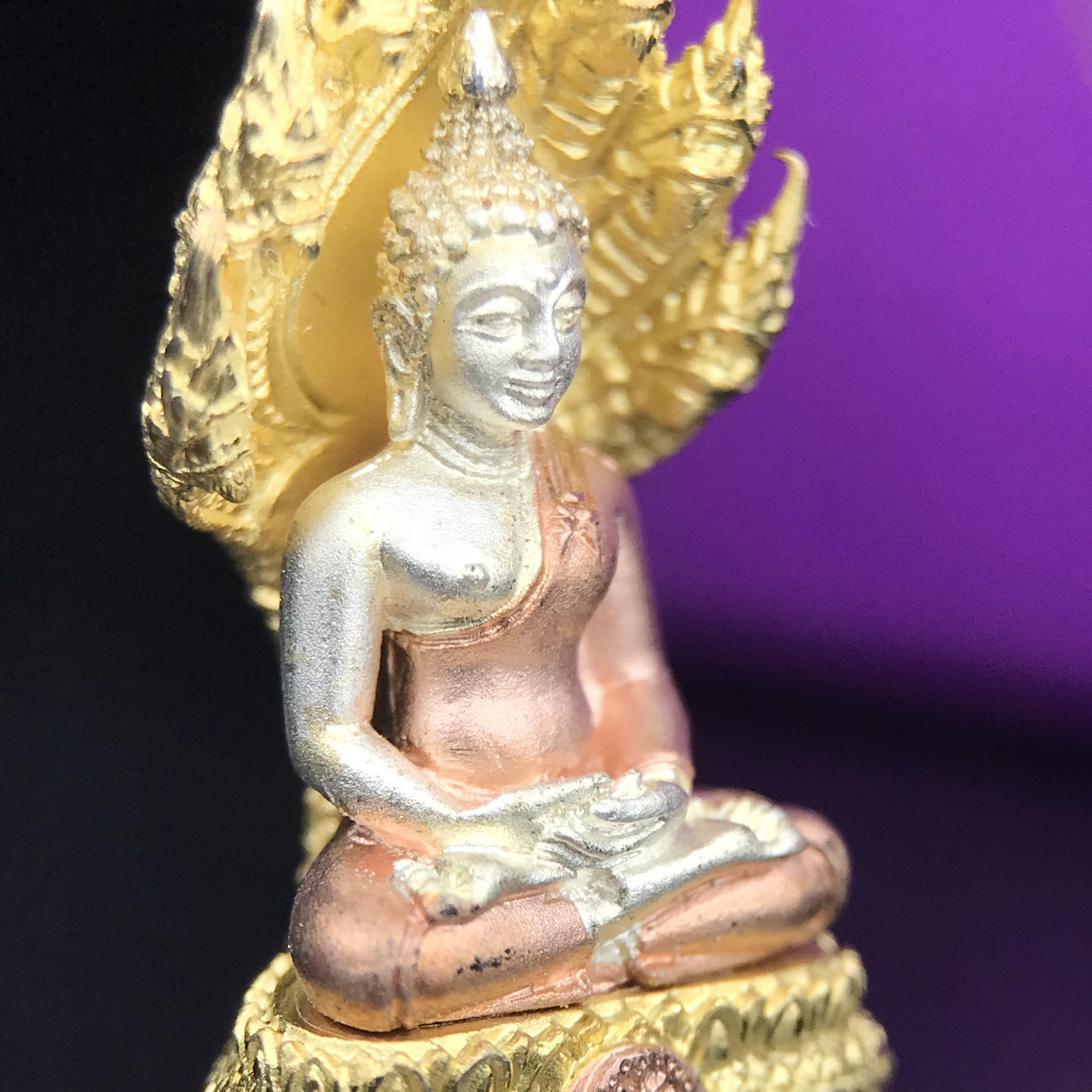 พระนาคปรก สธ. รุ่นสร้างพระอุโบสถเฉลิมพระเกียรติ 4 รอบ 84 พรรษา สมเด็จพระเทพรัตนราชสุดาฯ วัดบวรนิเวศวิหาร ปี 2543 พิมพ์เล็ก เนื้อเงินบริสุทธิ์ ชุบสามกษัตริย์แบบพ่นทรายขัดเงาบางส่วน(สภาพ สวย )พิธีใหญ่ พุทธศิลป์งดงาม หายาก (1 ใน 2999 องค์)