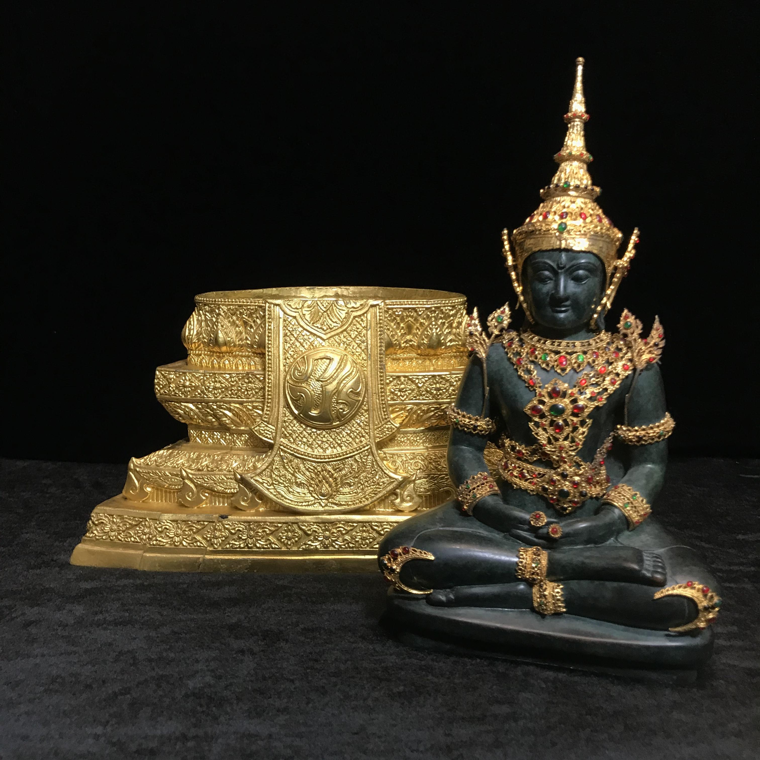 พระพุทธมหามณีรัตนปฏิมากร จำลอง (พระแก้วมรกต) ขนาดบูชาหน้าตัก 5 นิ้ว ตราสัญลักษณ์ ภ.ป.ร. รุ่นแรก ปี2547 เนื้อนวโลหะเคลือบสีเขียว(เครื่องทรงนวโลหะชุบทอง)