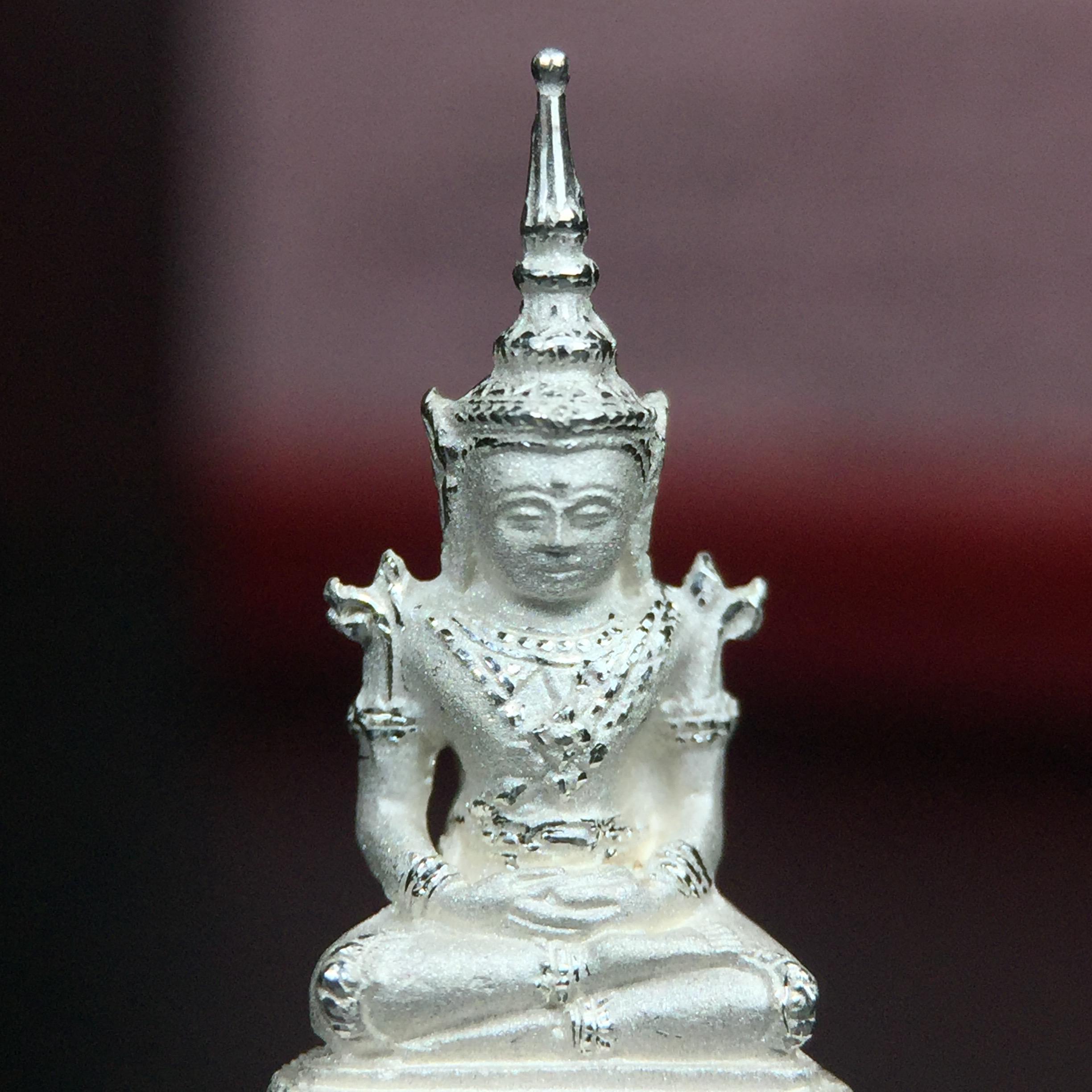 พระแก้วมรกต ภปร.(รุ่นแรก) ปี2545 จัดสร้างในมหาวโรกาส พระบาทสมเด็จพระเจ้าอยู่หัวรัชกาลที่ 9 ครบรอบ 75 พรรษา และฉลองกรุงรัตนโกสินทร์ครบ 220 ปี พิมพ์ลอยองค์เล็ก เนื้อเงินบริสุทธิ์ 92.5% ขนาด 10*19 มม. พร้อมกล่องบรรจุเดิม สวยครบสมบูรณ์(องค์หมายเลข 2541)