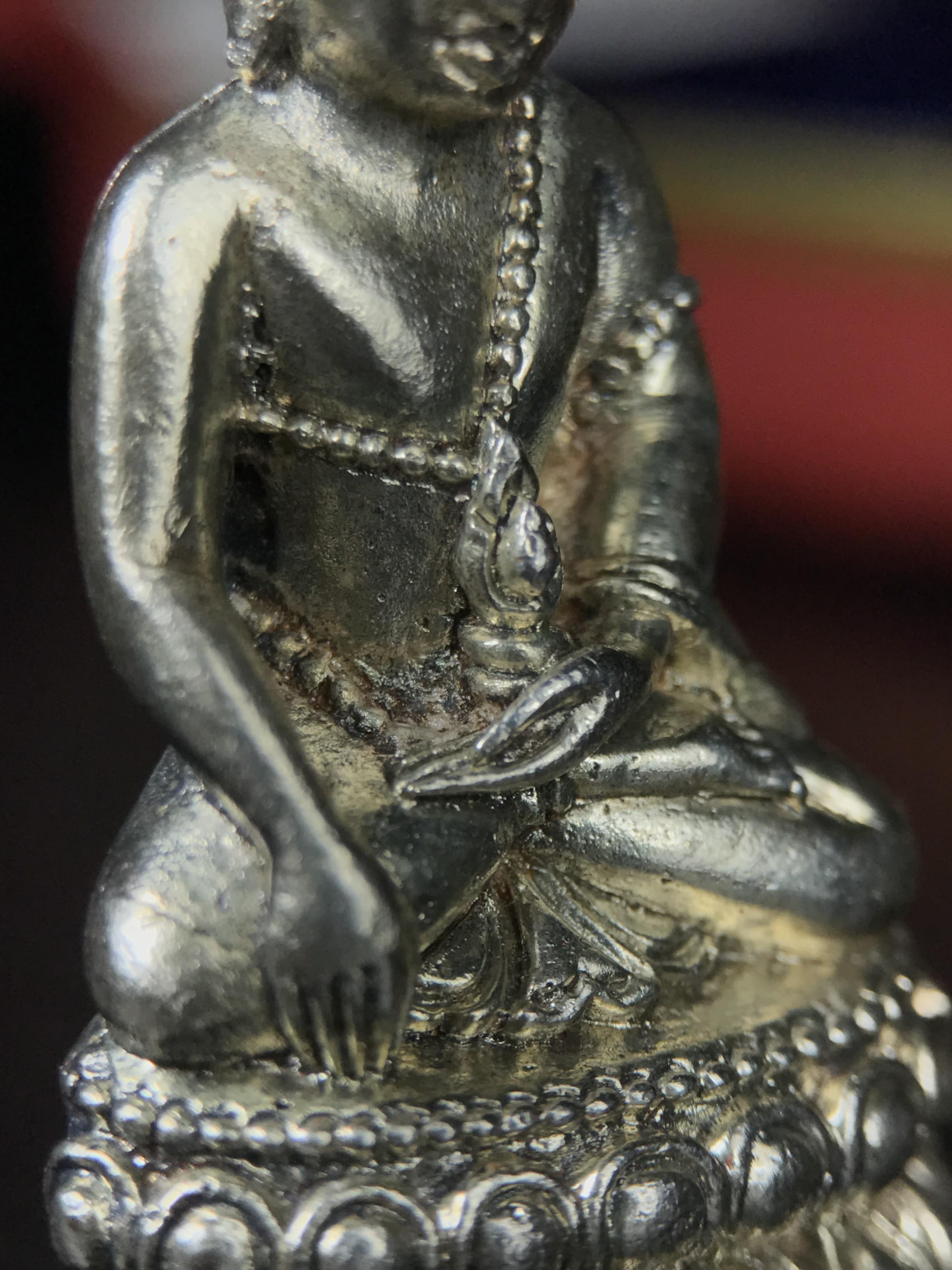 พระกริ่งฉลองพระชนมายุครบ 7 รอบ 84 พรรษา สมเด็จพระสังฆราช(วาสน์) วัดราชบพิธ พ.ศ.2525 เนื้อเงิน ผิวเดิมขึ้นน้ำทองสภาพสวยมาก ในกล่องชุดพิเศษกรรมการ พร้อมพระชัยวัฒน์ เนื้อนวโลหะ ครบชุดสมบูรณ์(งานแกะแม่พิมพ์โดย นายช่างเกษม มงคลเจริญ)(หายาก)