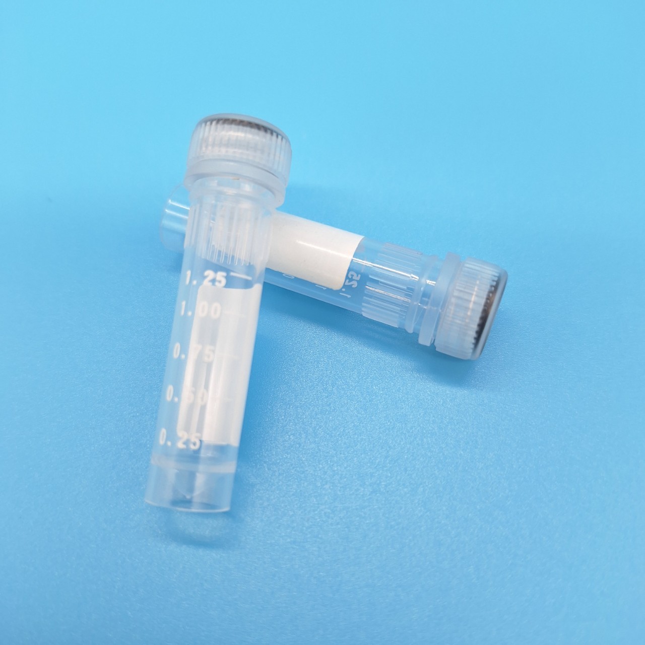 Cryotube Screw cap 2 ml ,free-standing , steriled หลอดเก็บตัวอย่างฝาเกลียว 2 มล. มีสเกล