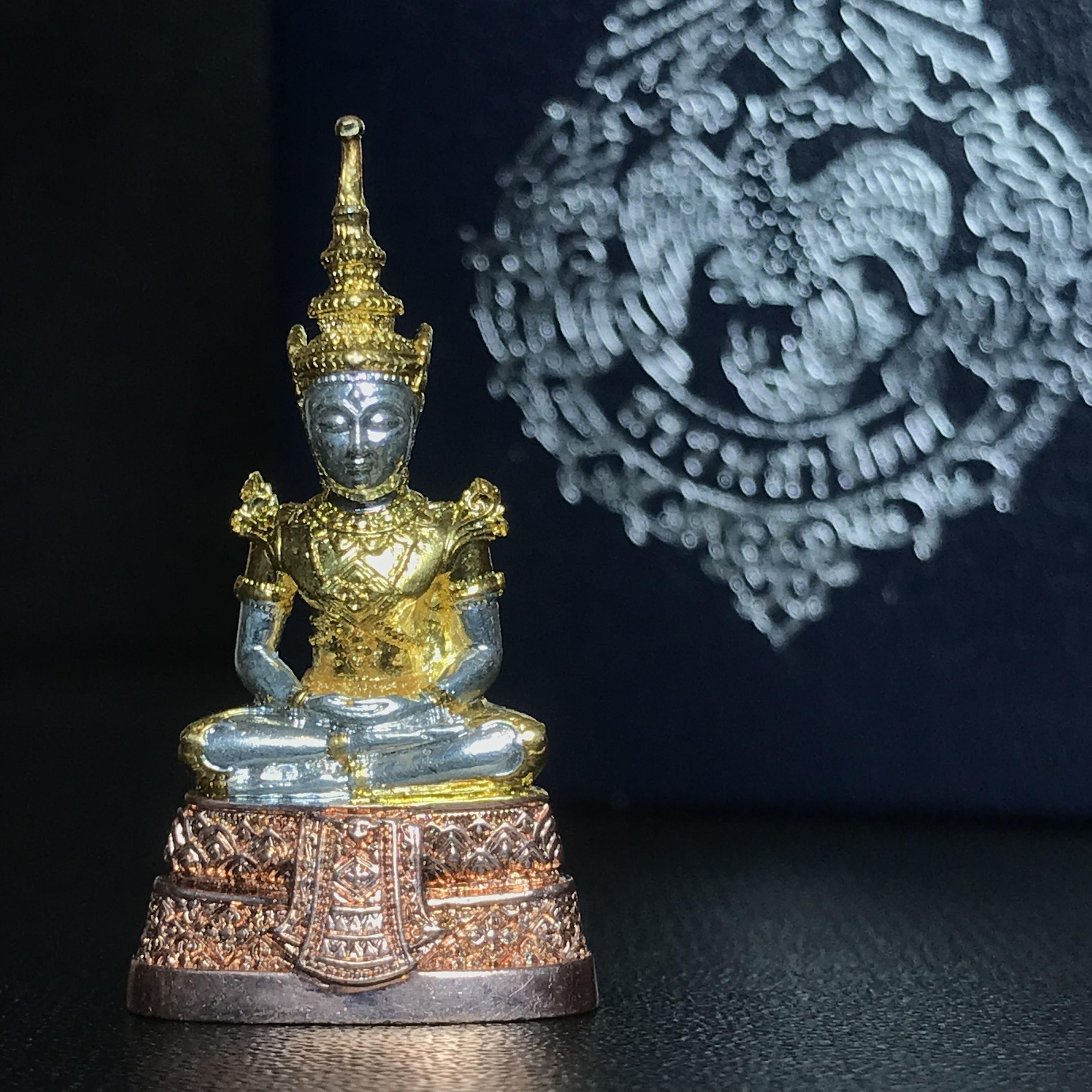 พระแก้วมรกต กรมสรรพสามิตจัดสร้างขึ้นเนื่องในโอกาสครบรอบ 64 ปีของกรมสรรพสามิต และเนื่องในวโรกาสที่พระบาทสมเด็จพระเจ้าอยู่หัวทรงครองราชย์ครบ 50 ปีในปีกาญจนาภิเษก เมื่อ พ.ศ.2539 เนื้อเงินรมดำขัดเงา(ชุบสามกษัตริย์ใหม่)พร้อมกล่องบรรจุเดิม