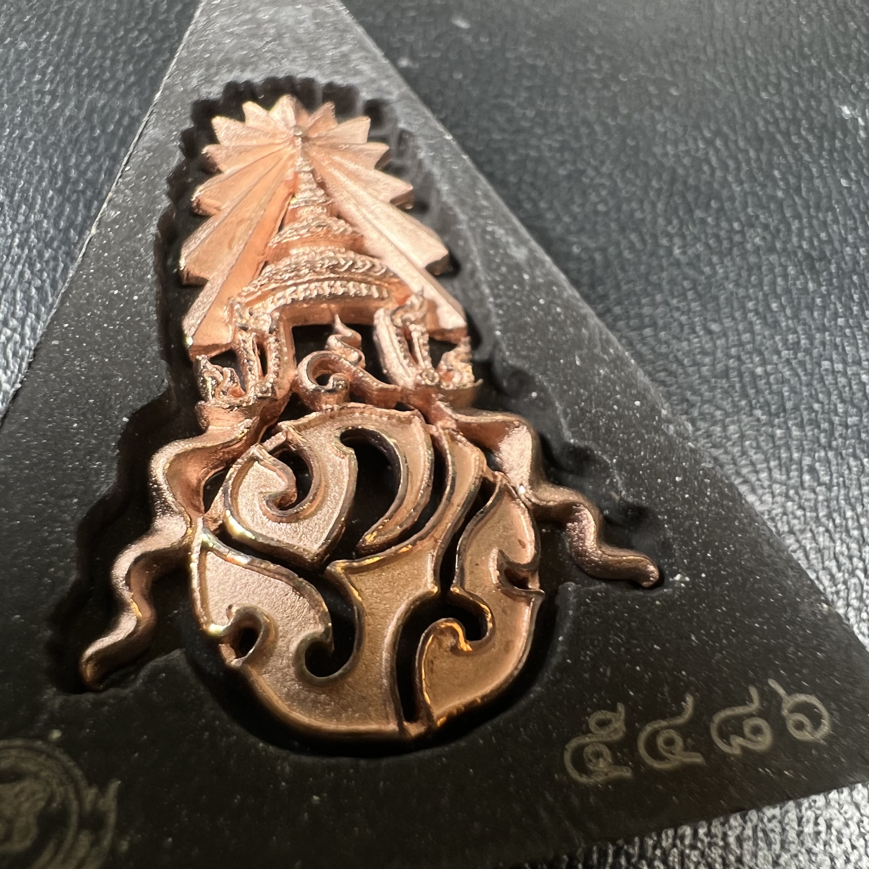 พระพุทธชินราช(จำลอง)ภปร. 84พรรษา เนื้อผงปิดทองด้านหน้า หลัง ภ.ป.ร. เนื้อทองคำ+เนื้อเงินชุบทองคำขาว+เนื้อทองแดง(1ชุด 3องค์)(พระราชทานมวลสาร จิตรลดาและเส้นพระเจ้า(เส้นผม)ในหลวงรัชกาลที่9)พุทธศิลป์ทรงคุณค่าอีกหนึ่งรุ่นยอดนิยม