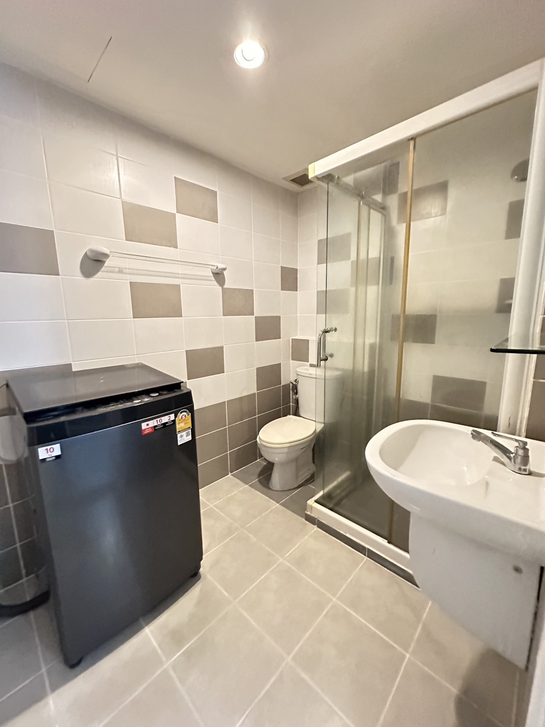 For Rent : Wichit, Zcape 3 Condominium, 1 bedroom 1 bathroom, 3rd flr., pool view.