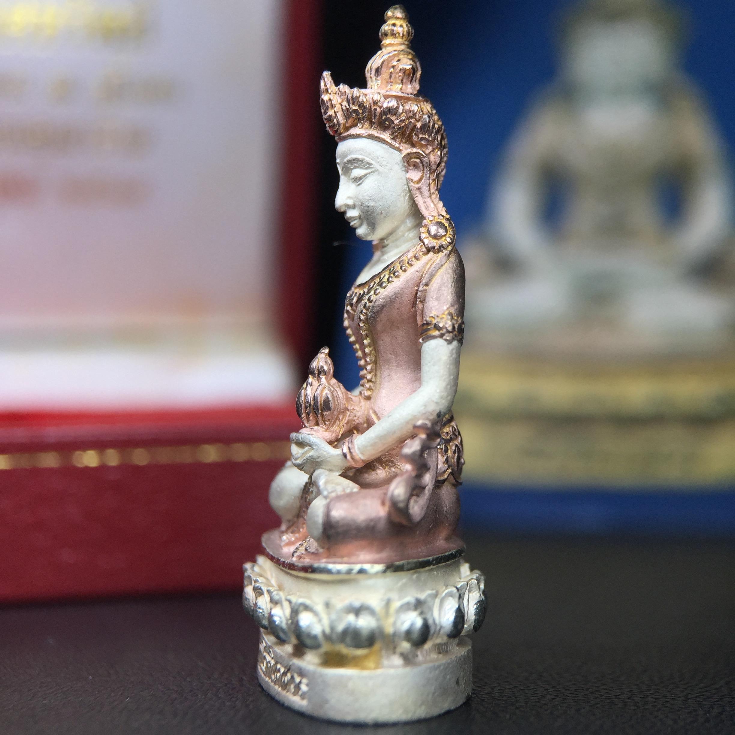 พระกริ่งอวโลกิเตศวร ( เจ้าแม่กวนอิม ) วัดโพธิ์แมนคุณาราม เนื้อเงิน 3 กษัตริย์ พ่นทราย รุ่นอุดมโภคทรัพย์ พ.ศ.2539(พร้อมกล่องบรรจุการ์ดใบรับรองเดิมครบ) (อีกหนึ่งรุ่นยอดนิยม พุทธศิลป์สวยงดงาม)