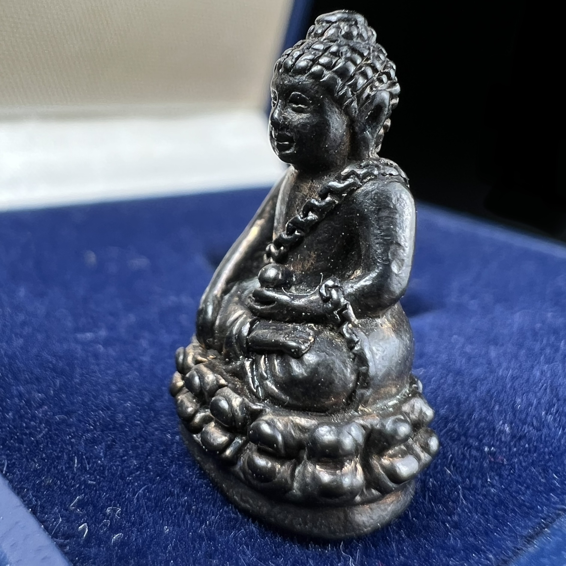 พระกริ่งพุทธอุดมสมบูรณ์(พระปุ้มปุ้ย)รุ่นแรก เนื้อนวโลหะเต็มสูตร วัดบวรนิเวศวิหาร ปี2535 แขวนบูชาไม่มีอดอยาก มีความอุดมสมบูรณ์สมตามลักษณะและมงคลนามตามชื่อ ตามปรารถนา(1ใน2000องค์)หายาก