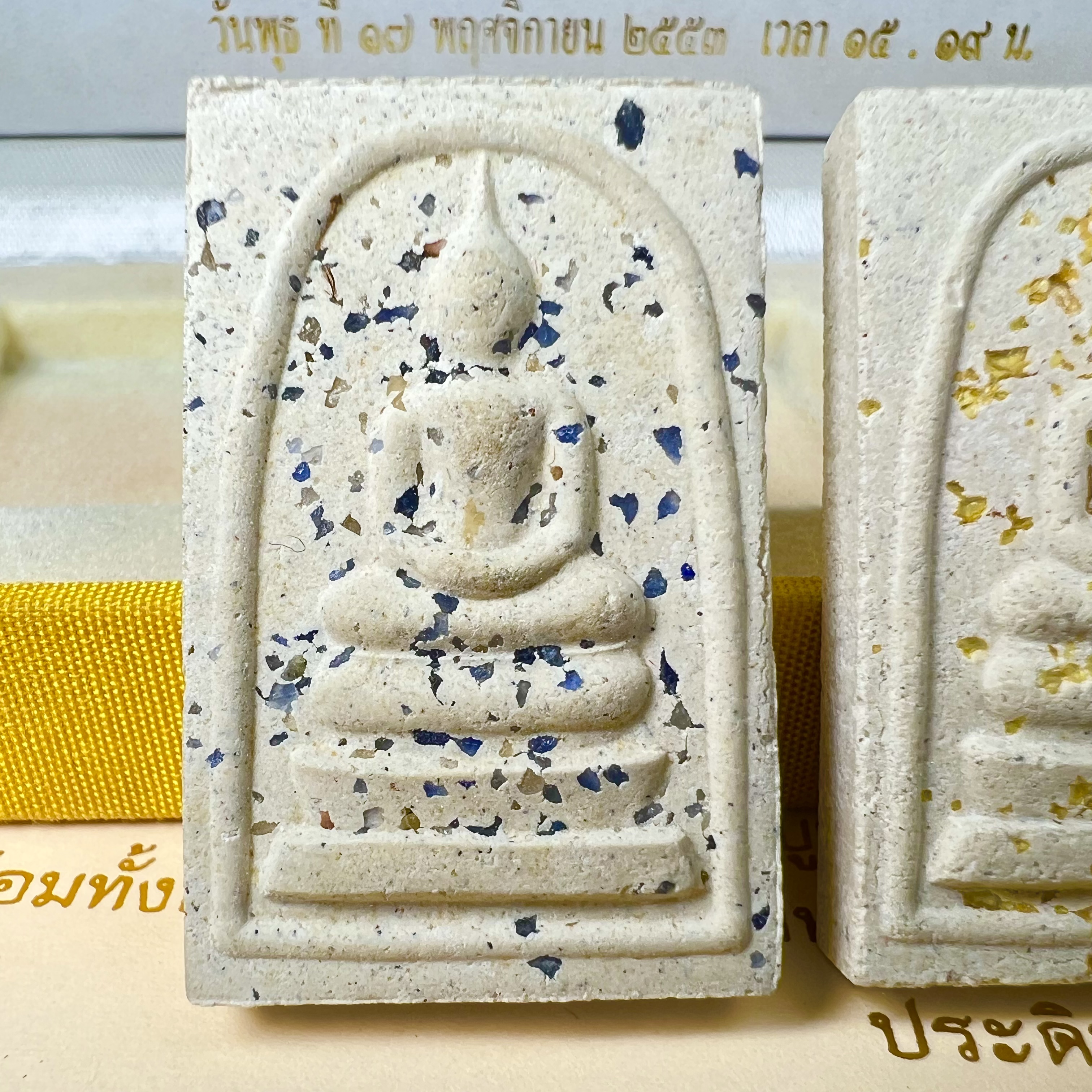 พระสมเด็จพิมพ์ใหญ่ เฉลิมพระเกียรติ พร้อมทั้งอัญเชิญตราสัญลักษณ์ฉลองครองราชย์ครบ 60 ปี เนื้อทองคำ 96.5% ประดิษฐานด้านหลังองค์พระ ครบชุด 3 องค์(พระผงพุทธคุณผสมบุษราคัม ไพลิน ทับทิม) (พร้อมใบอนุโมธนาบัตร กล่องบรรจุเดิมครบสมบูรณ์)หายาก 1 ใน 2000 ชุด