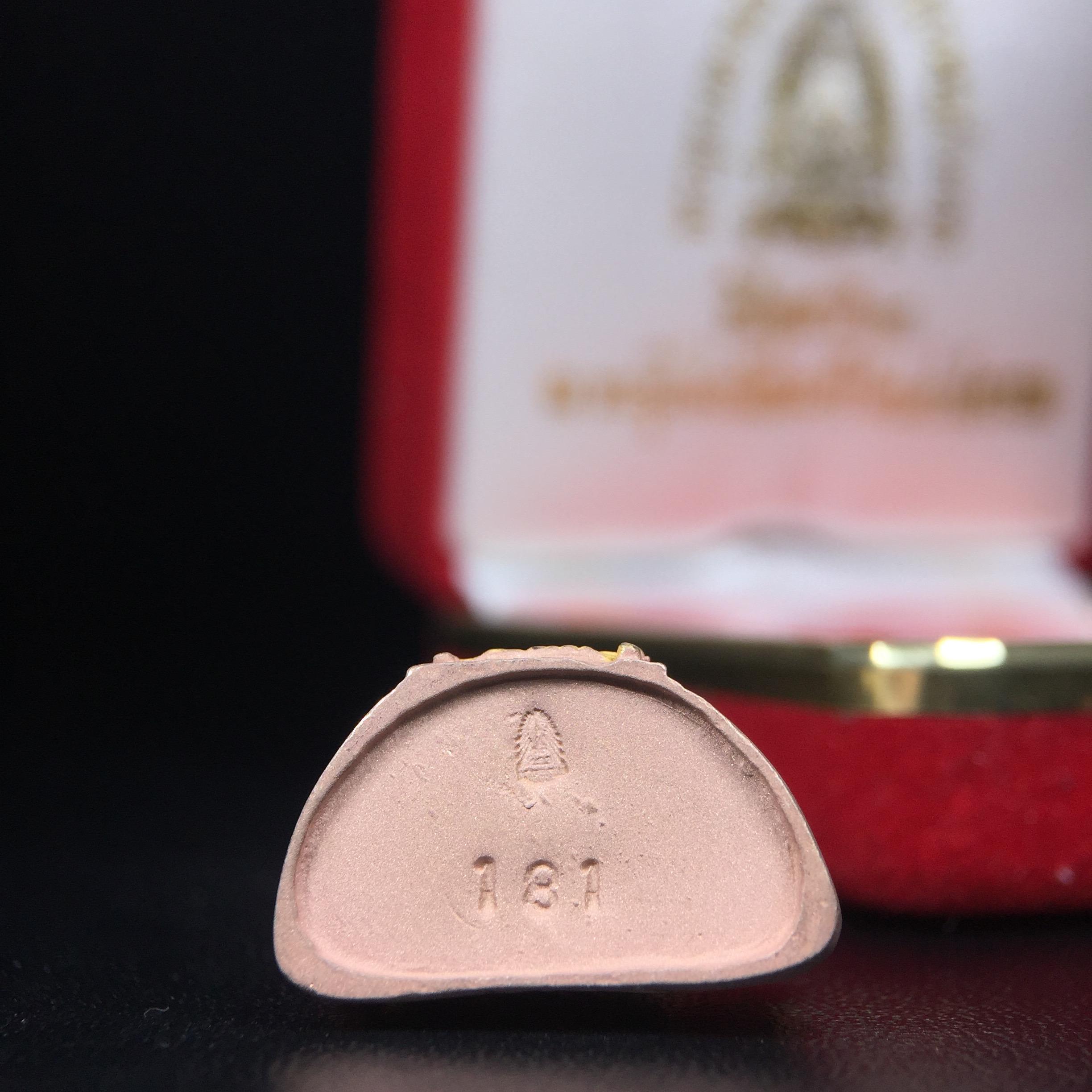 พระพุทธมหามณีรัตนปฏิมากร (พระแก้วมรกต) มหาจุฬาลงกรณราชวิทยาลัย(มจร.) วังน้อย พระนครศรีอยุธยา ปี 2543 พิธีมหาพุทธาภิเษก ณ วัดพระศรีรัตนศาสดาราม (วัดพระแก้ว) ในพระบรมมหาราชวัง เนื้อเงินสามกษัตริย์ (ตอกโค๊ตหมายเลข 181)