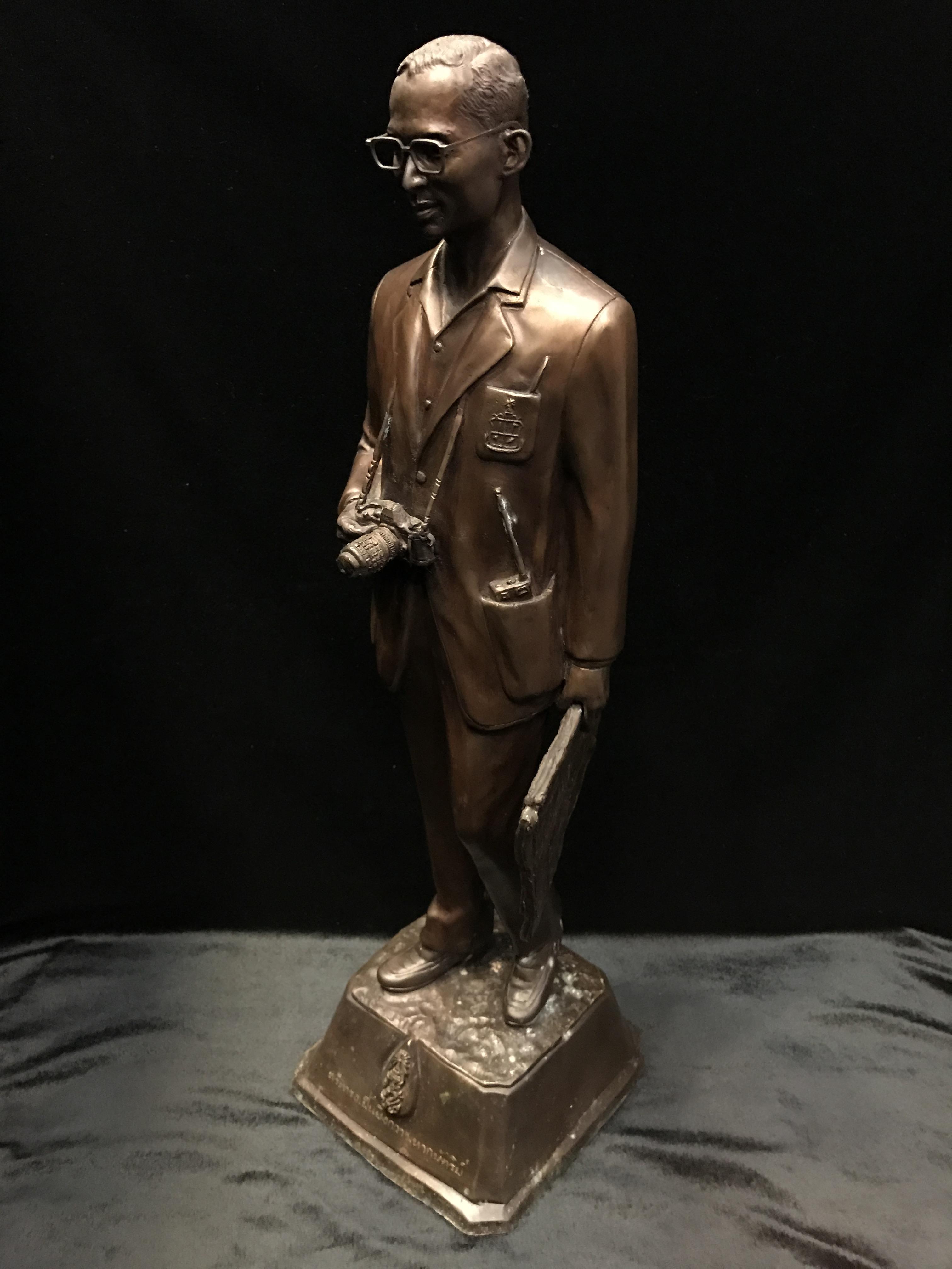 พระบรมรูป รัชกาลที่ 9 แบบทรงงาน(พระทรงเป็นยิ่งกว่ามหากษัตริย์) วัดญาณสังวรวราราม ปี2539 เนื้อโลหะผสมรมดำ ฐานกว้าง 6.5 นิ้ว สูง 22 นิ้ว(1ใน599องค์)