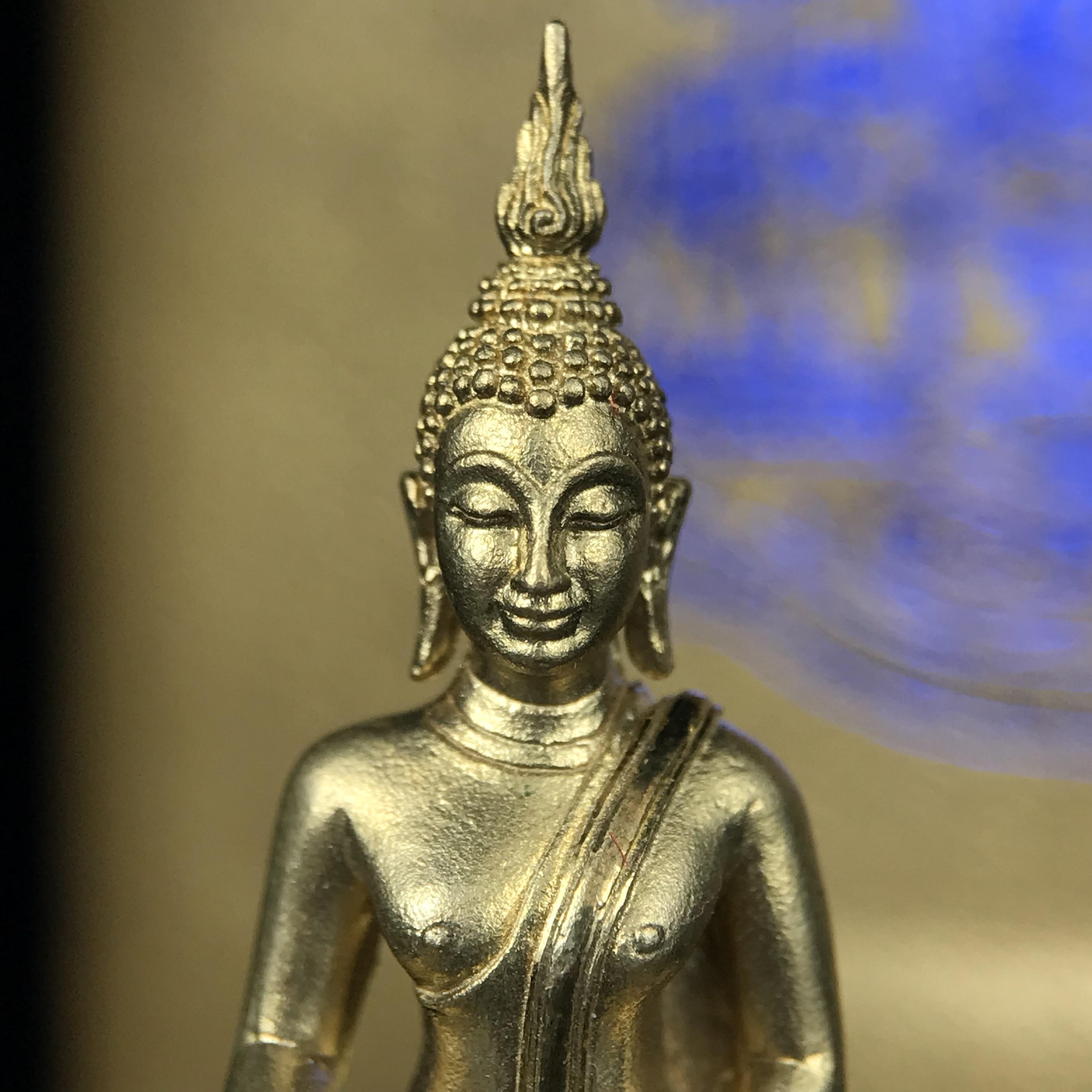 พระกริ่งพระพุทธนวราชบพิตร ตรากาญจนาภิเษกครองสิริราชสมบัติครบ 50 ปี รัชกาลที่ 9 ปี 2540 เนื้อทอง93(หายากพบเจอน้อยมาก) ขนาดสูง 3.2 ซม. พุทธศิลป์สวยงดงามและพิธีใหญ่วัดพระแก้ว(พุทธนวราชบพิตร นิมิตรหมายแห่งความสามัคคี ด้วยไมตรีแห่งองค์พระภูมิพล)