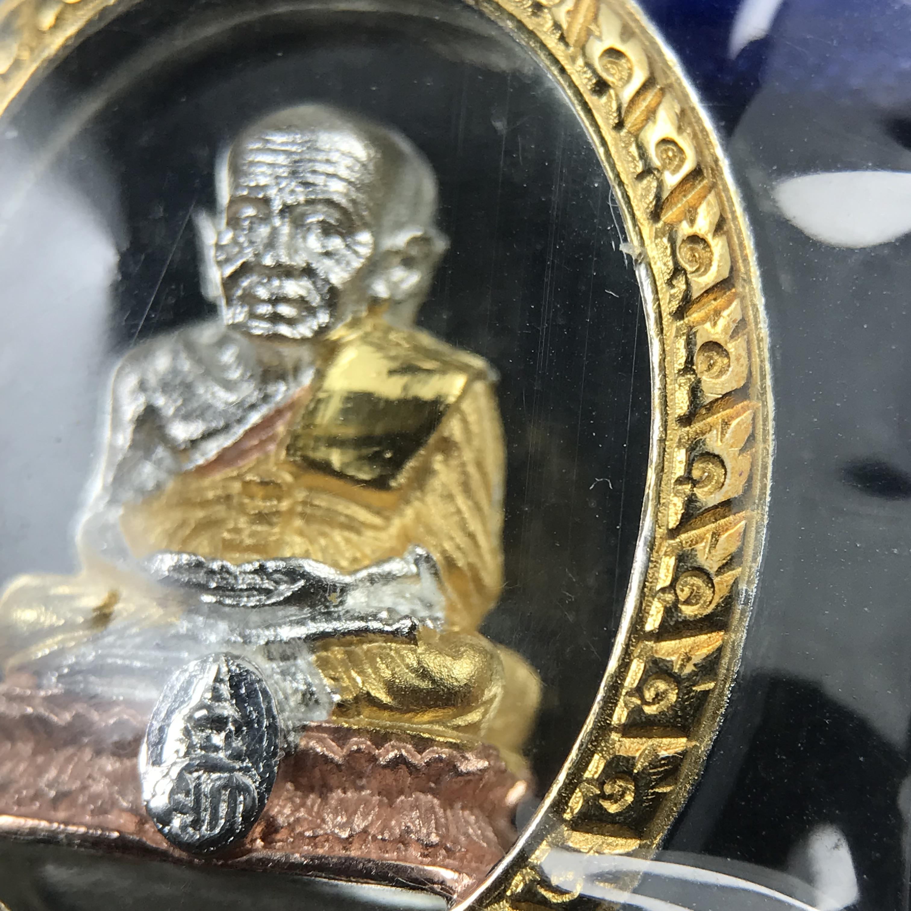 สมเด็จหลวงปู่ทวด วัดช้างให้ รุ่น เฉลิมพระเกียรติ ตราสัญลักษณ์ มวก. พิมพ์รูปไข่เนื้อเงิน-สามกษัตริย์ ปี 2544 พิธีพุทธาภิเษกใหญ่ ณ อุโบสถวัดช้างให้และอุโบสถวัดพระศรีรัตนศาสดาราม ( วัดพระแก้ว )โดยนิมนต์เกจิชื่อดังสายใต้ทั้งหมดจำนวน 108 รูป(องค์หมายเลข 3906)